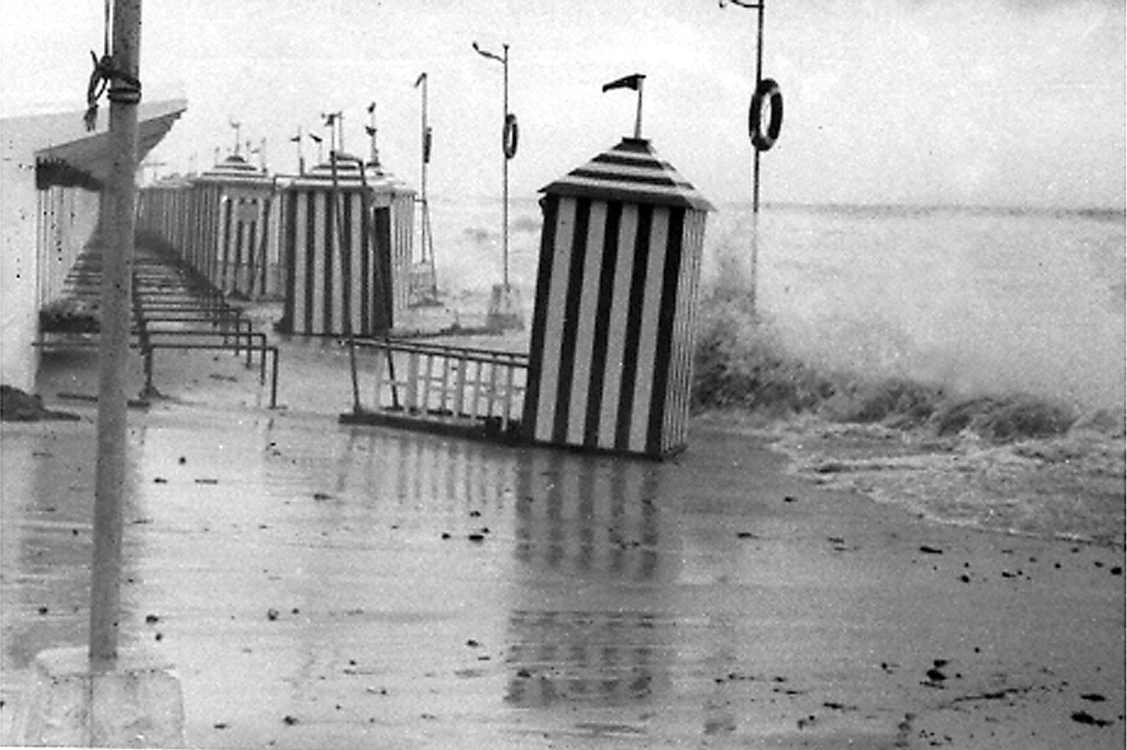 Imágenes con historia de la playa de Cádiz. Con y sin casetas