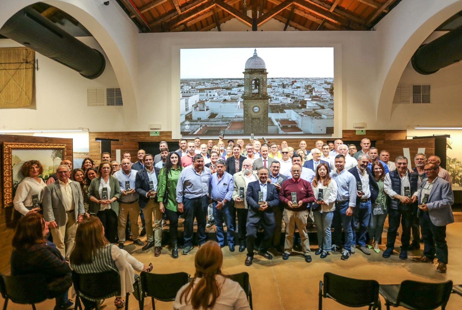 Foto de familia con los galardonados.