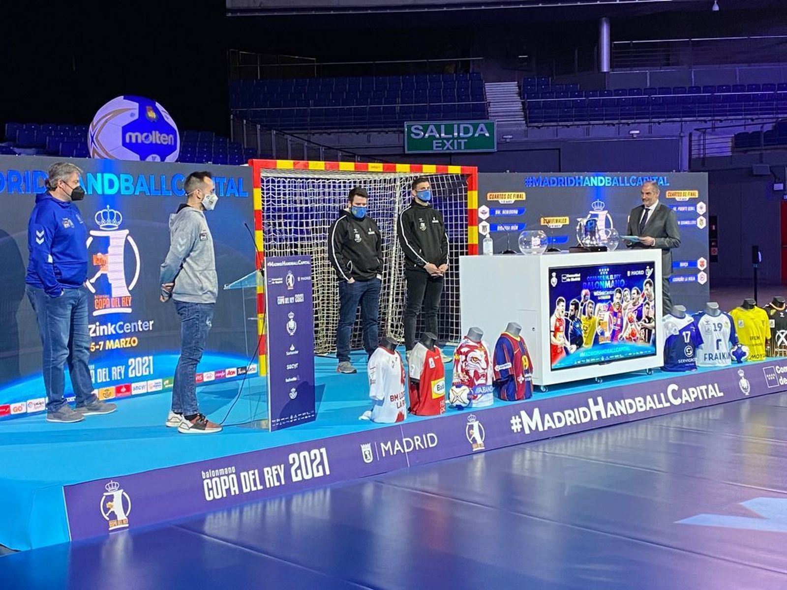 Paco Bustos y José Cuenca, representantes del Ángel Ximénez, junto a los del Granollers.