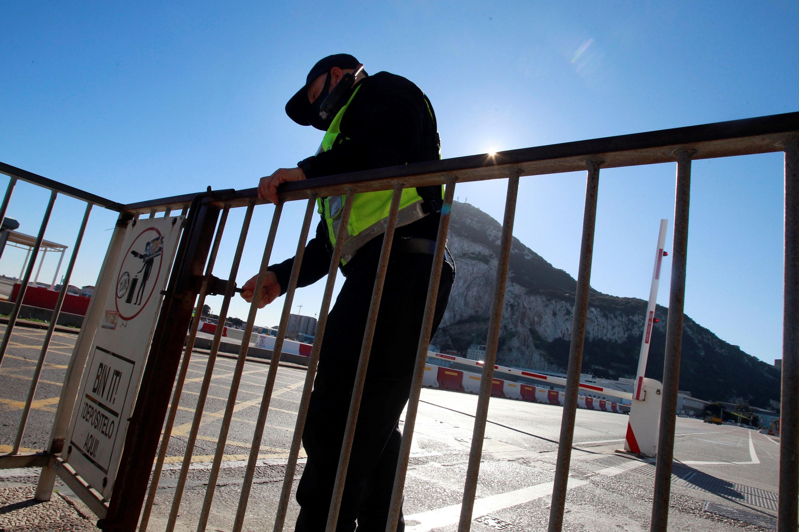 Un policía cierra la verja de acceso al aeropuerto de Gibraltar