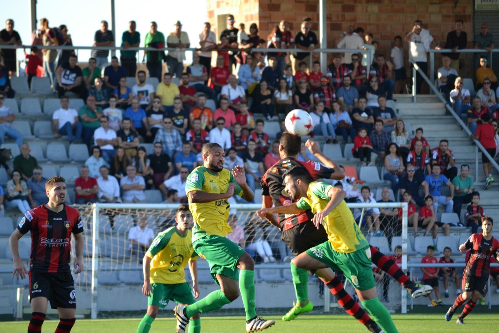 Una disputa aérea en el Puente Genil-Los Barrios disputado ayer en el Polinario.