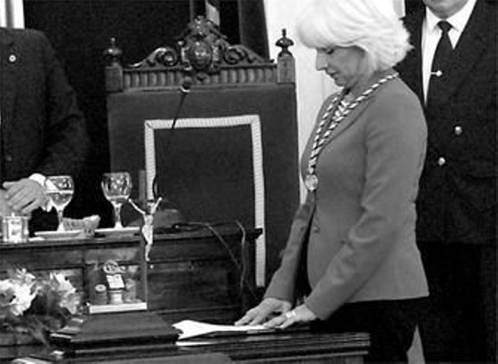 La alcaldesa Teófila Martínez jura delante del crucifijo en 2007.