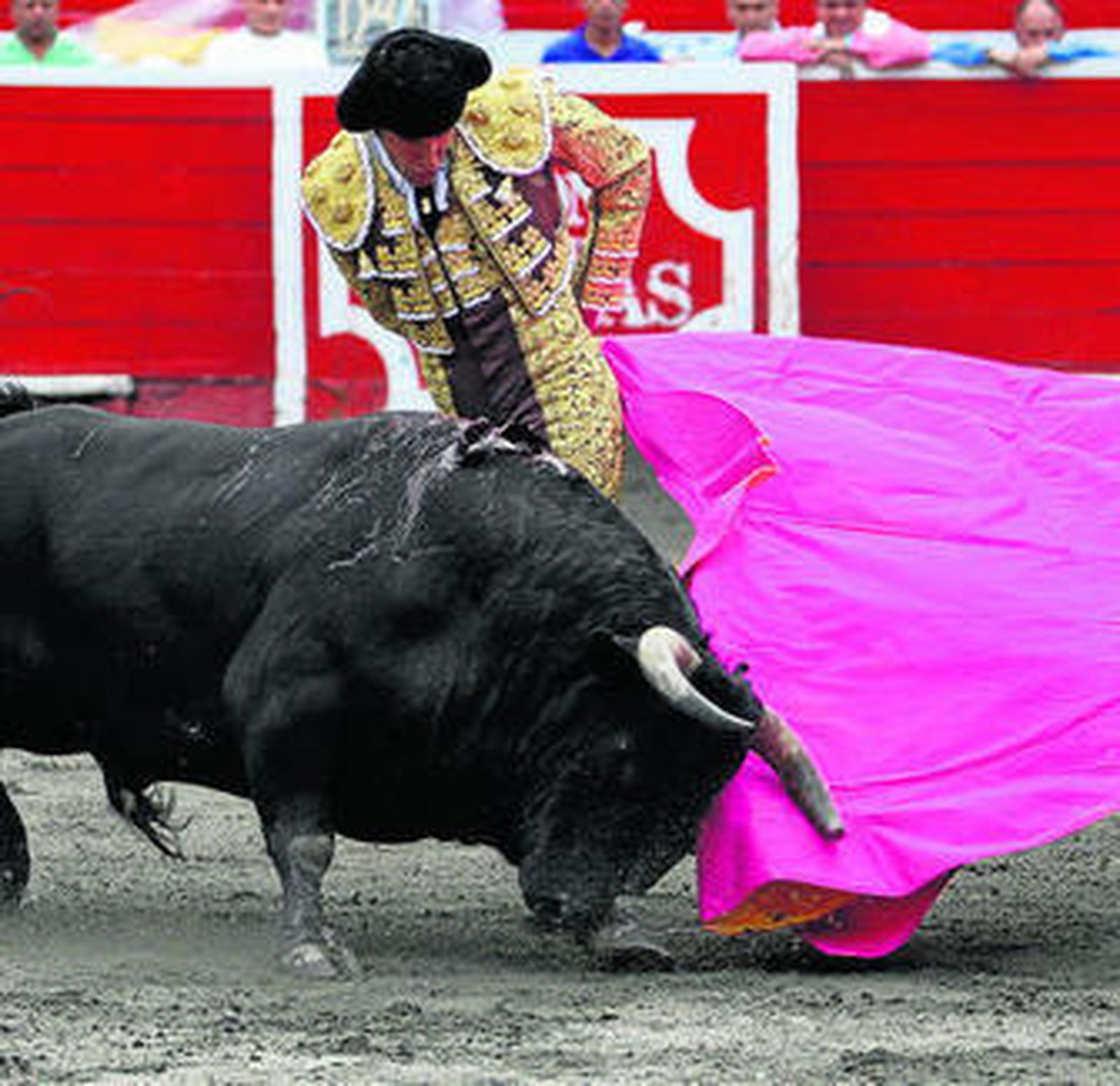 El diestro David Mora rematando una de las series con el capote.