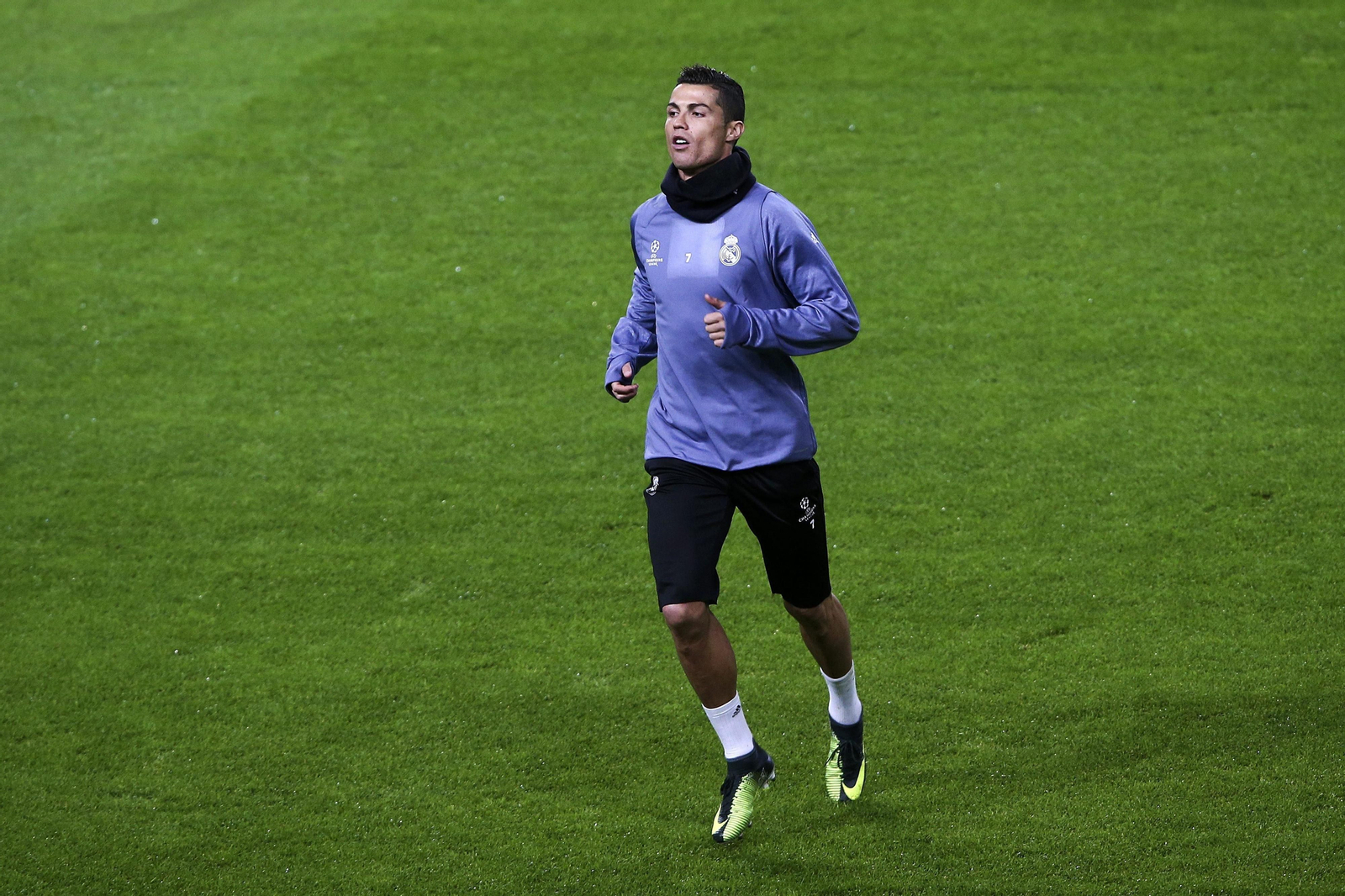 Cristiano Ronaldo se ejercita en solitario sobre el césped del José Alvalade lisboeta.