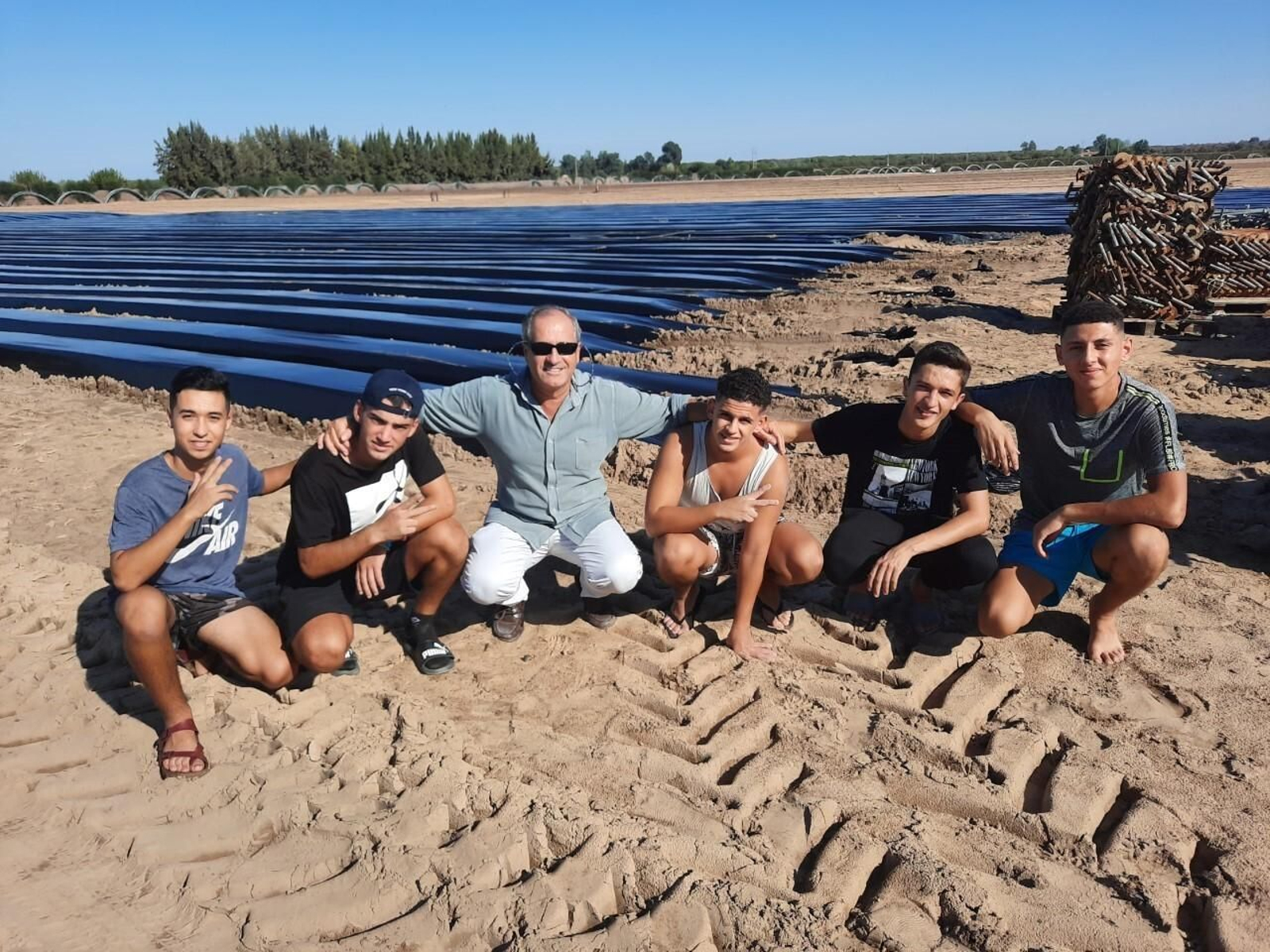 Michel Bustillo, delegado de Voluntarios por otro Mundo, con un grupo de jóvenes en la campiña onubense.
