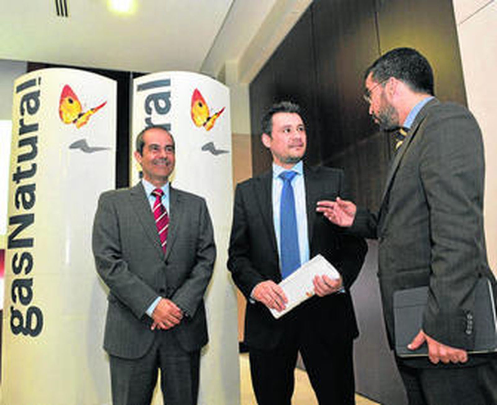 El delegado de Gas Natural Andalucía de Sevilla capital, Juan Antonio Pazos; el director de Gas Natural Andalucía, Raúl Suárez; y el delegado de Gas Natural Andalucía de Sevilla municipios, Carlos Arrabal.