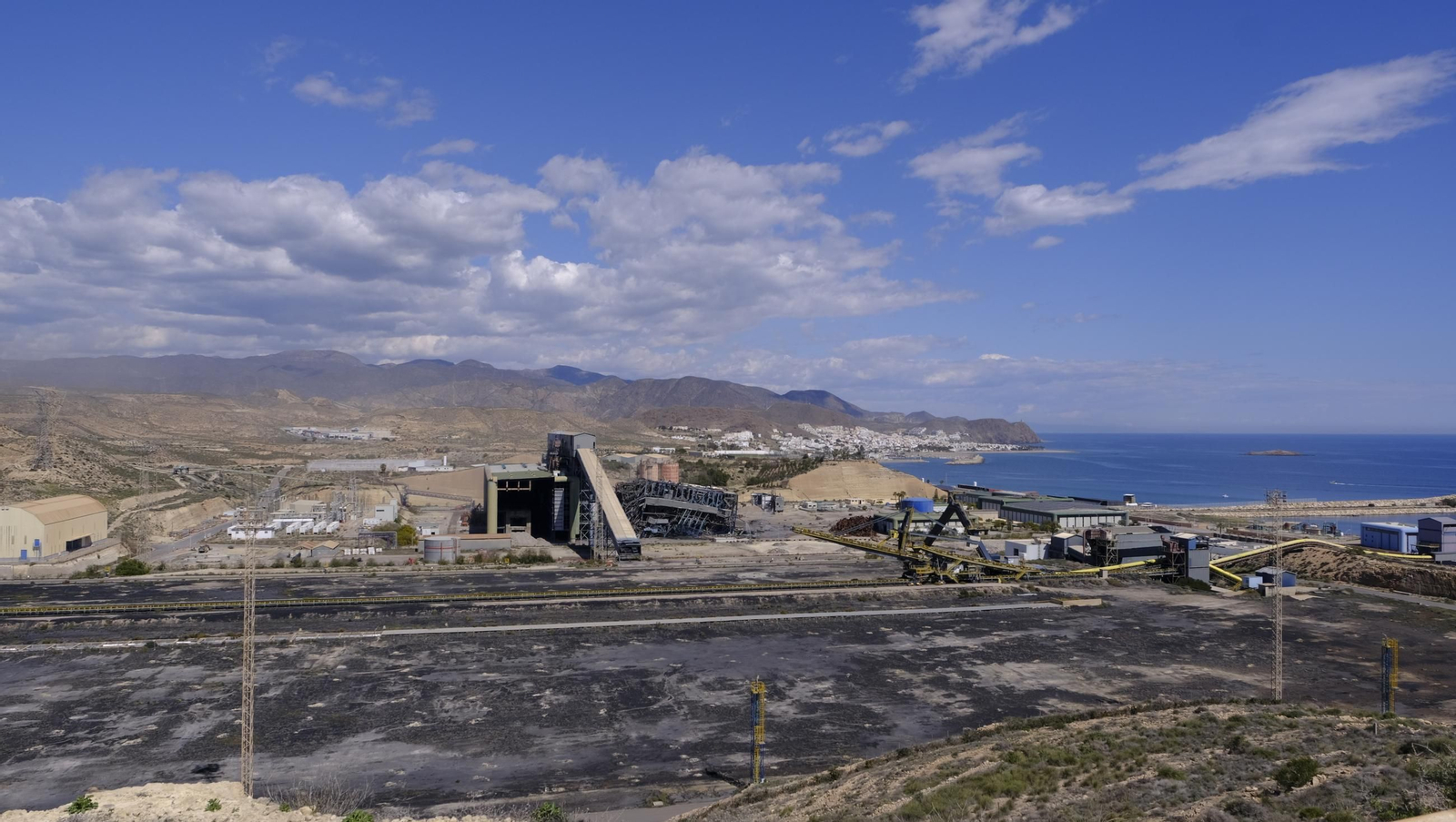 La voladura-demolición de la central térmica de Endesa en Carboneras, en imágenes