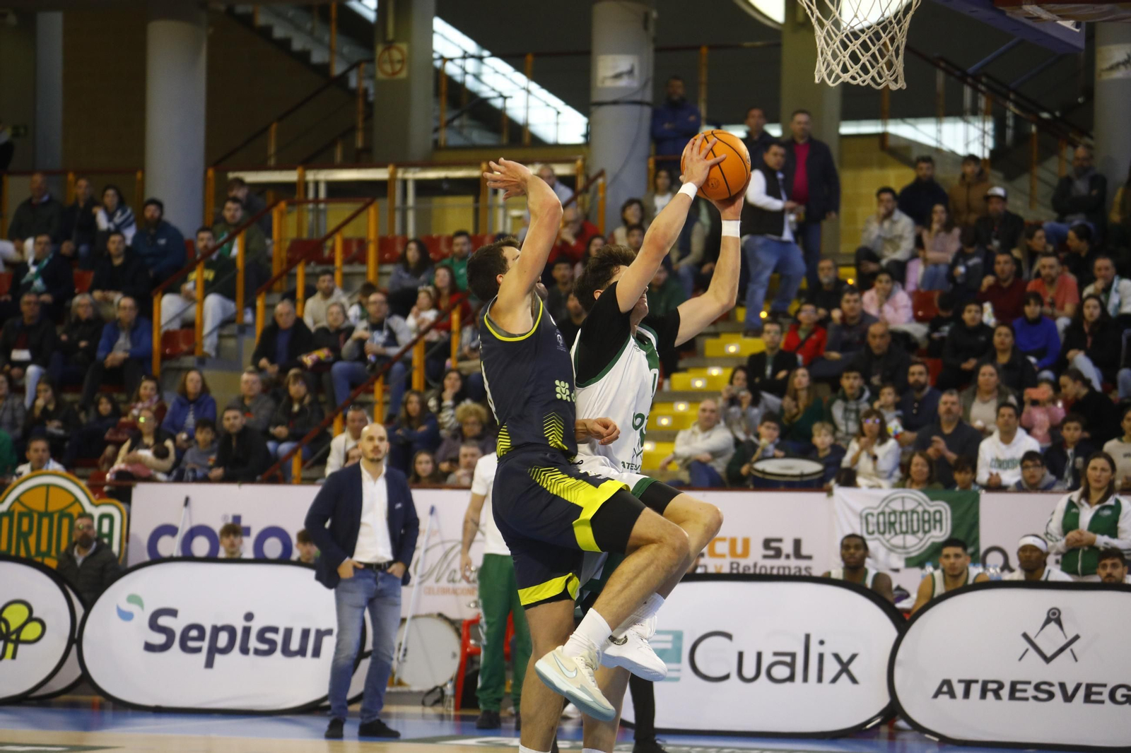 Las mejores fotos del ambiente en Vista Alegre para el Coto Córdoba - UDEA Algeciras