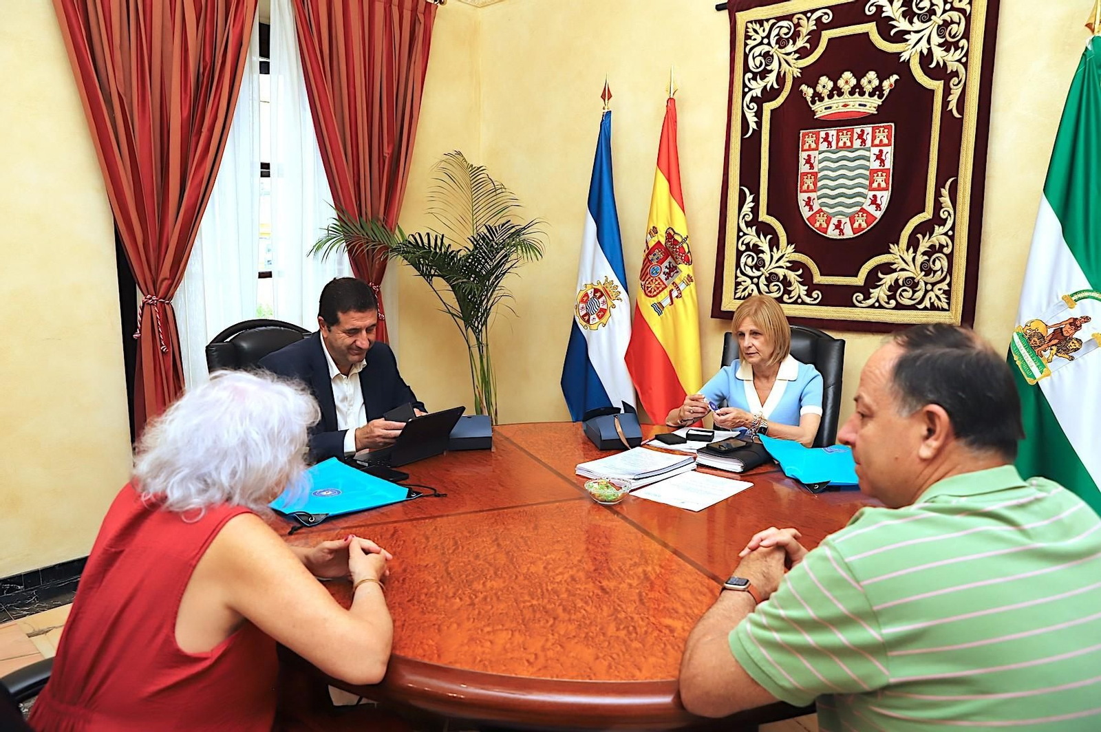 María José García-Pelayo, junto al teniente de alcaldesa de Seguridad, José Ignacio Martínez, recibe en el Ayuntamiento a IPA Xerez, asociación presidida por la policía local jubilada Mari Luz Rojo.