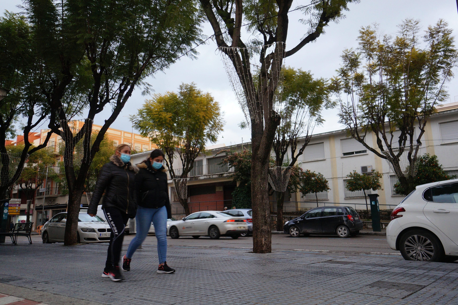 Viandantes por la avenida de Andalucía de Montilla.