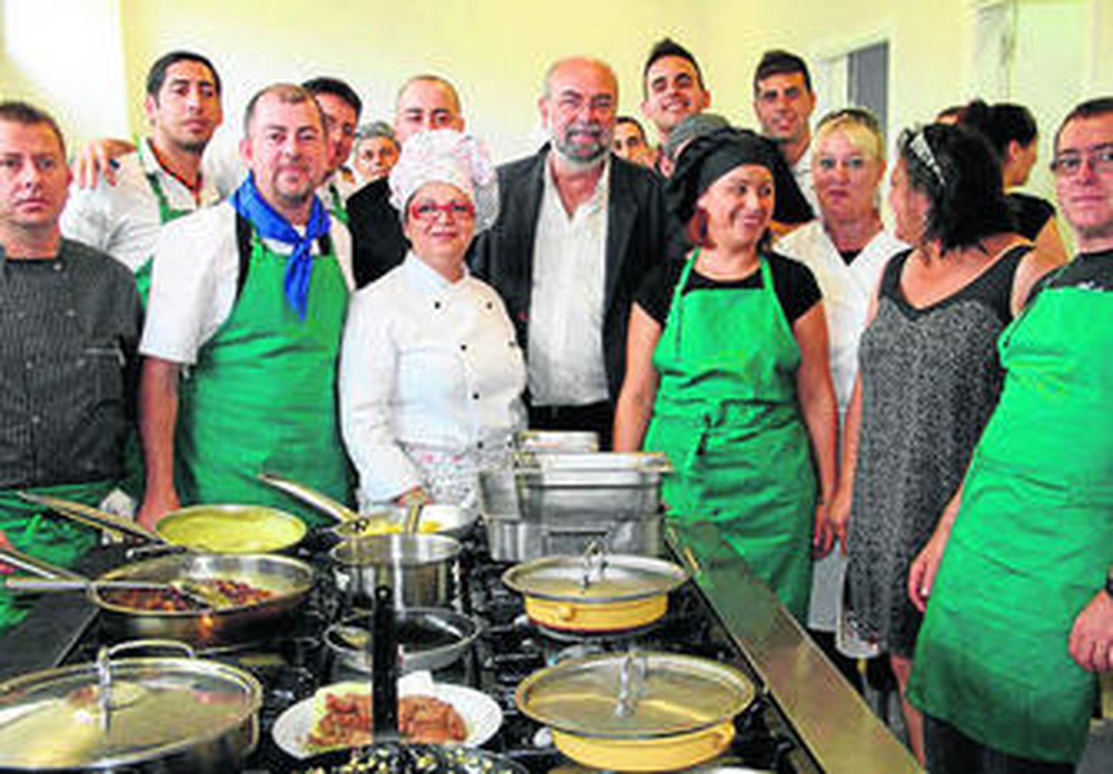 Los ganadores de las tapas posan junto a los alumnos de hostelería.