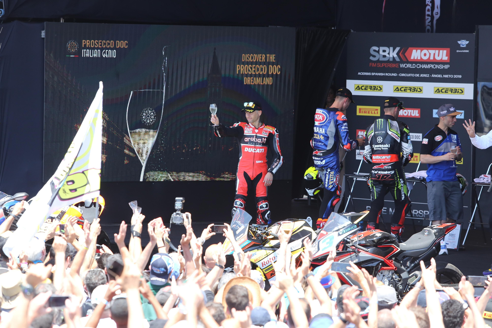 Los aficionados pueden acceder al paddock, donde se lleva a cabo la entrega de trofeos a los ganadores.