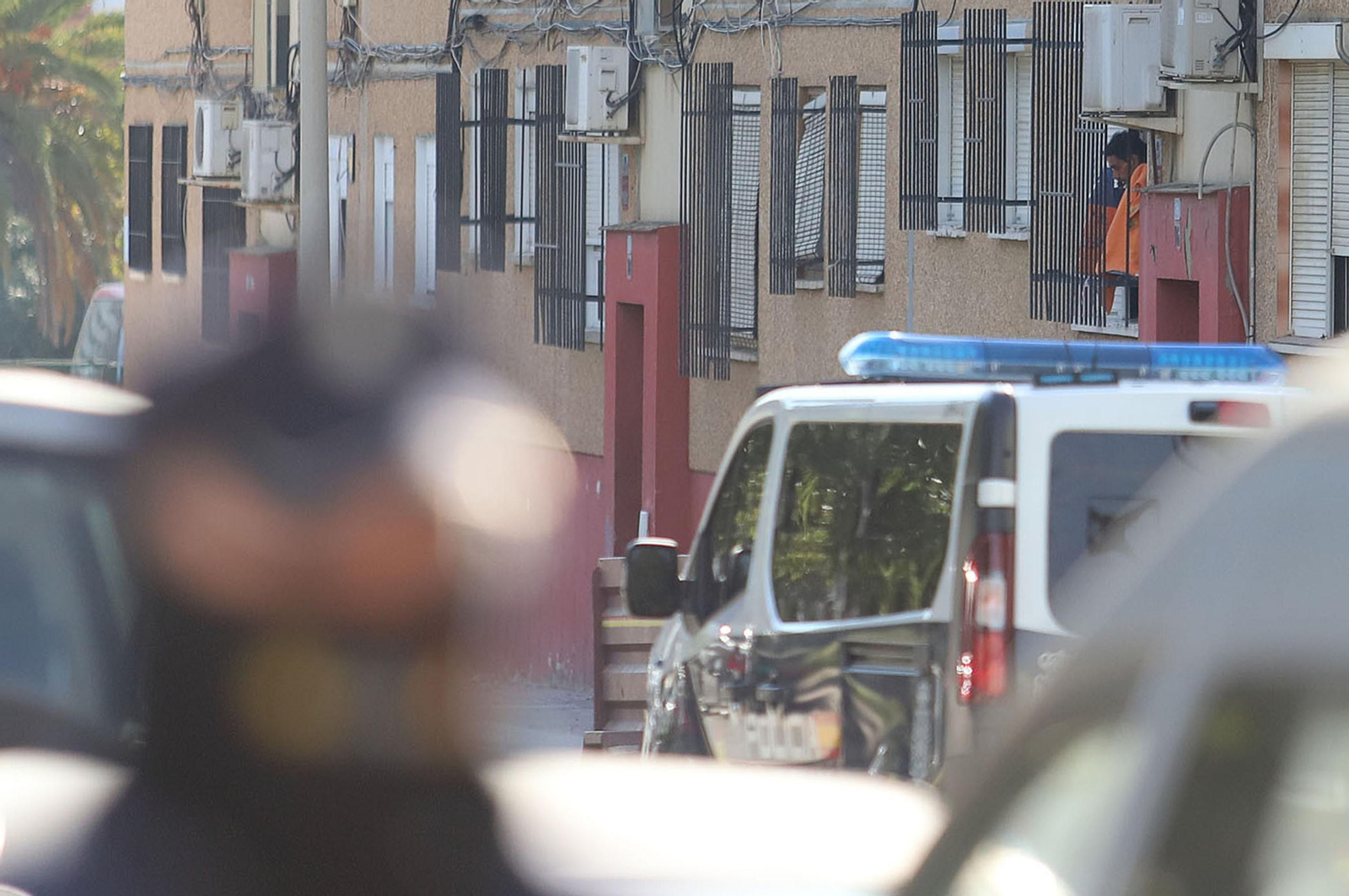 Imágenes del atrincherado que amenazaba con hacer estallar una bombona en el Torrejón, Huelva