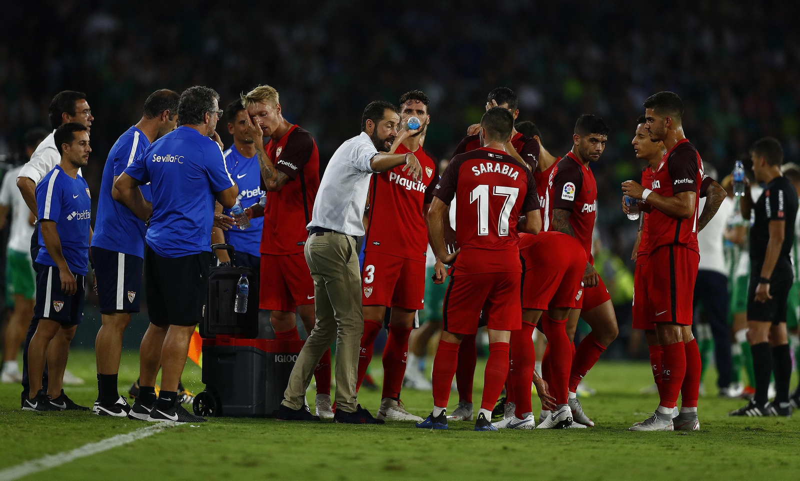 Machín se dirige a sus jugadores durante el derbi mientras beben.