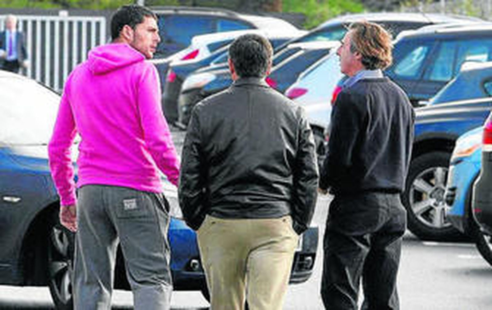 Tristán (i) conversa con Peguero y Fernández Cubero.