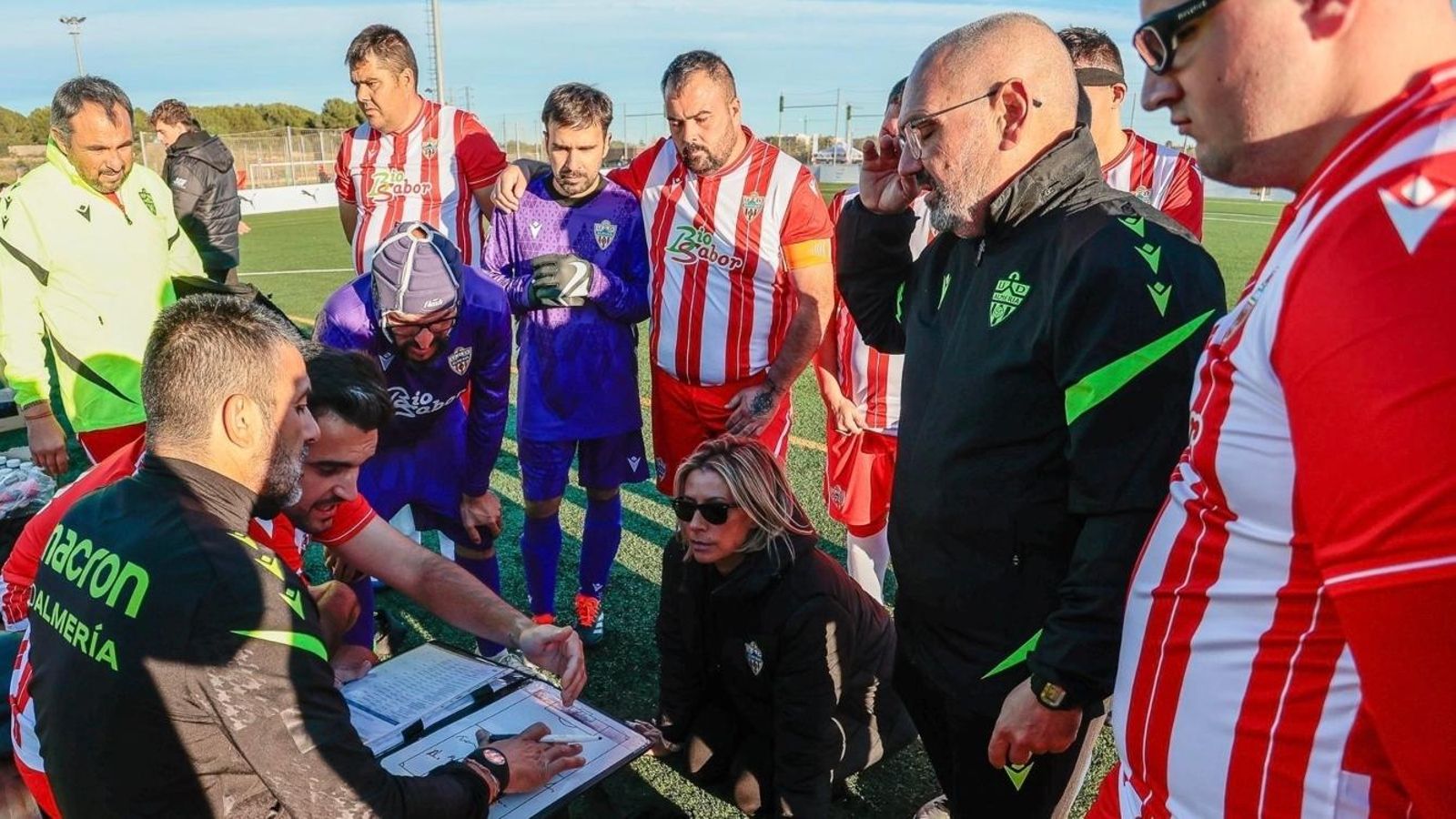 La plantilla rojiblanca escucha con atención las indicaciones del entrenador almeriense.