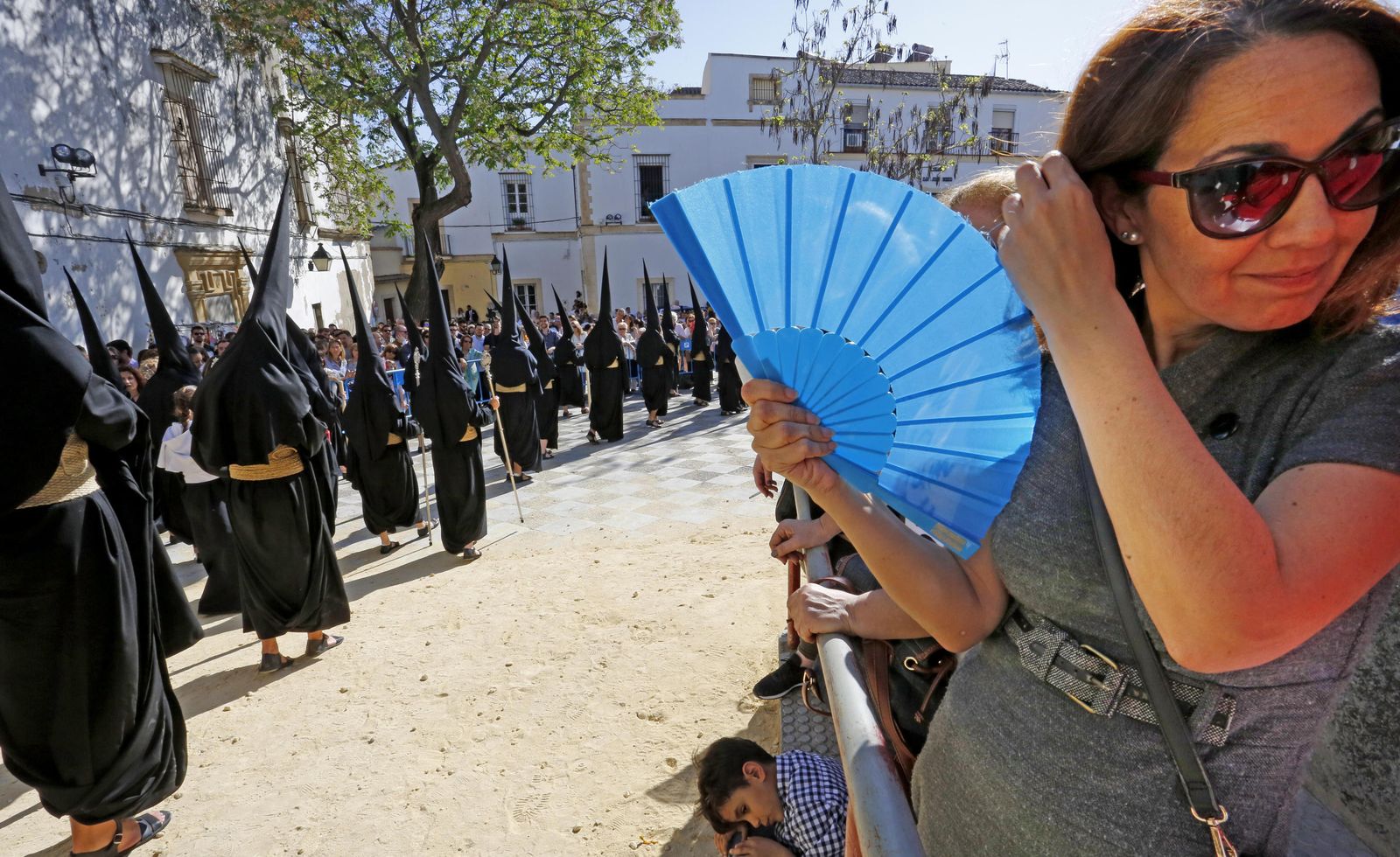 La hermandad de las Tres Caídas bajando por su plaza para ir tomando la zona de la calle Cabezas y desembocar en la plaza del Mercado. En pleno corazón del barrio de San Mateo.