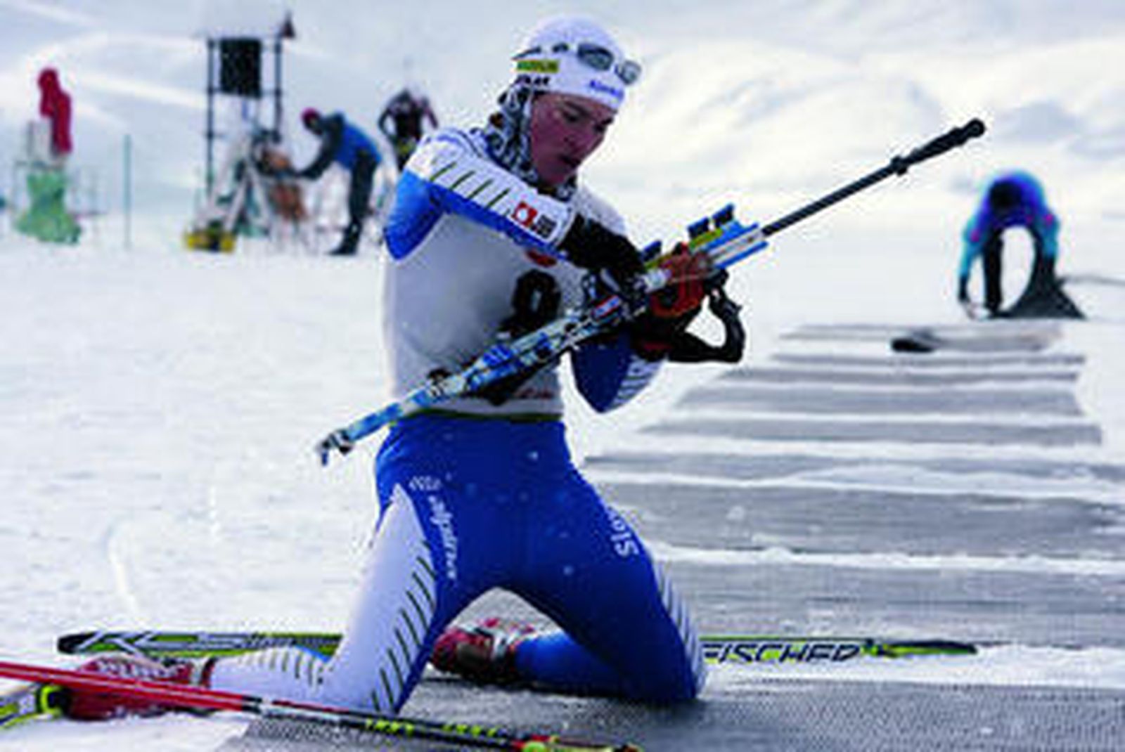 Los esquiadores deben pasar por una serie de estaciones para disparar a un blanco.