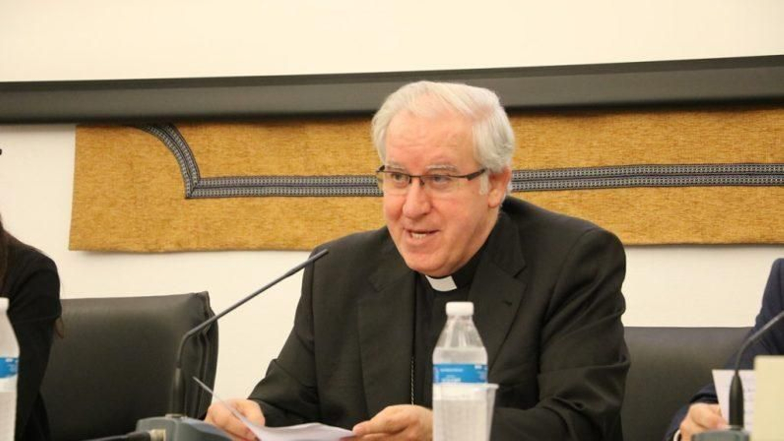 Monseñor Saiz durante la rueda de prensa. Monseñor Saiz durante la rueda de prensa.