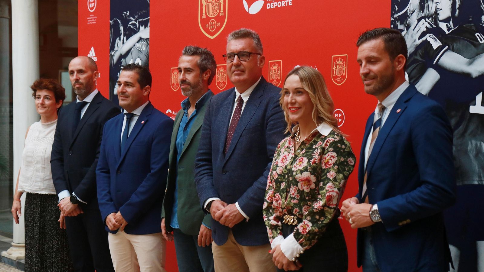 Las autoridades, durante la presentación del partido.