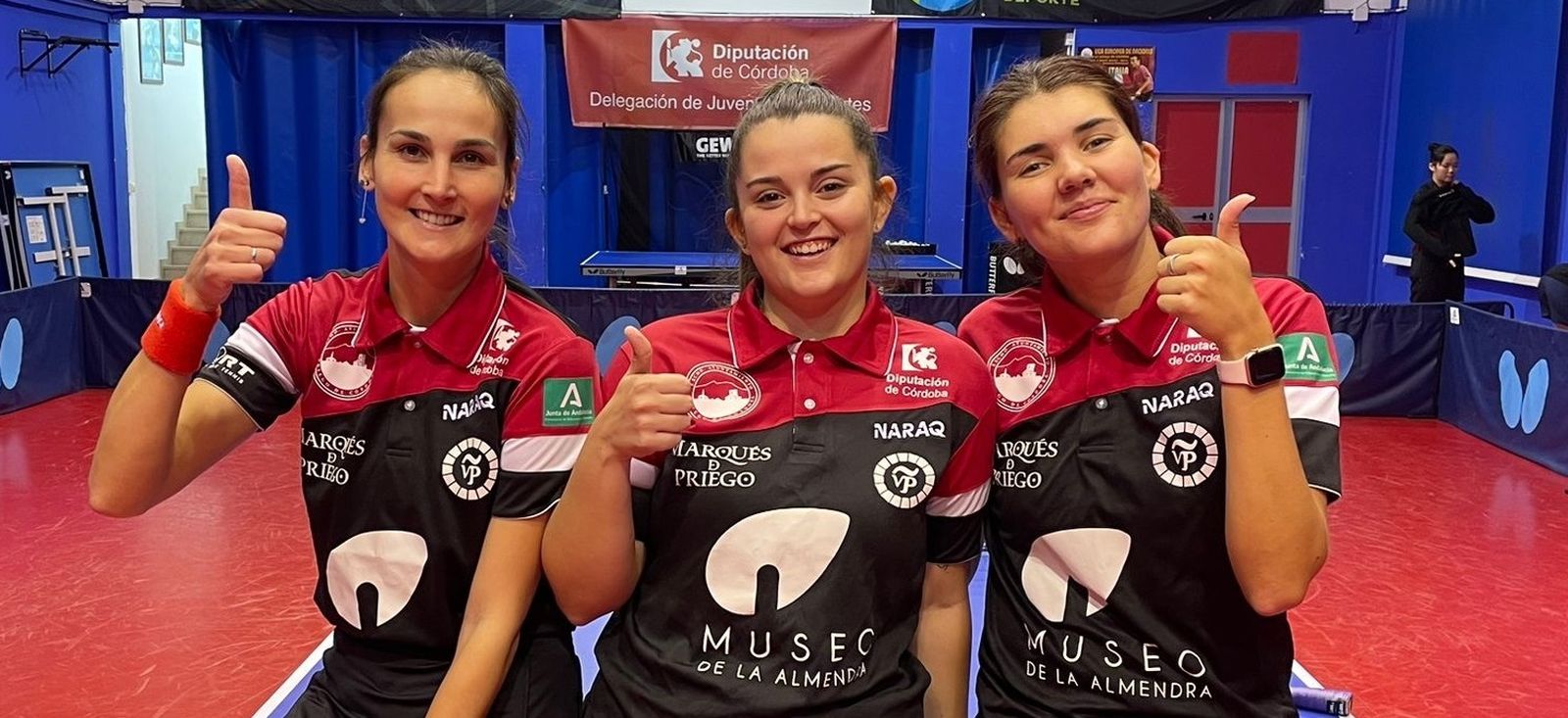 La tripleta del Museo de la Almendra celebra su victoria.