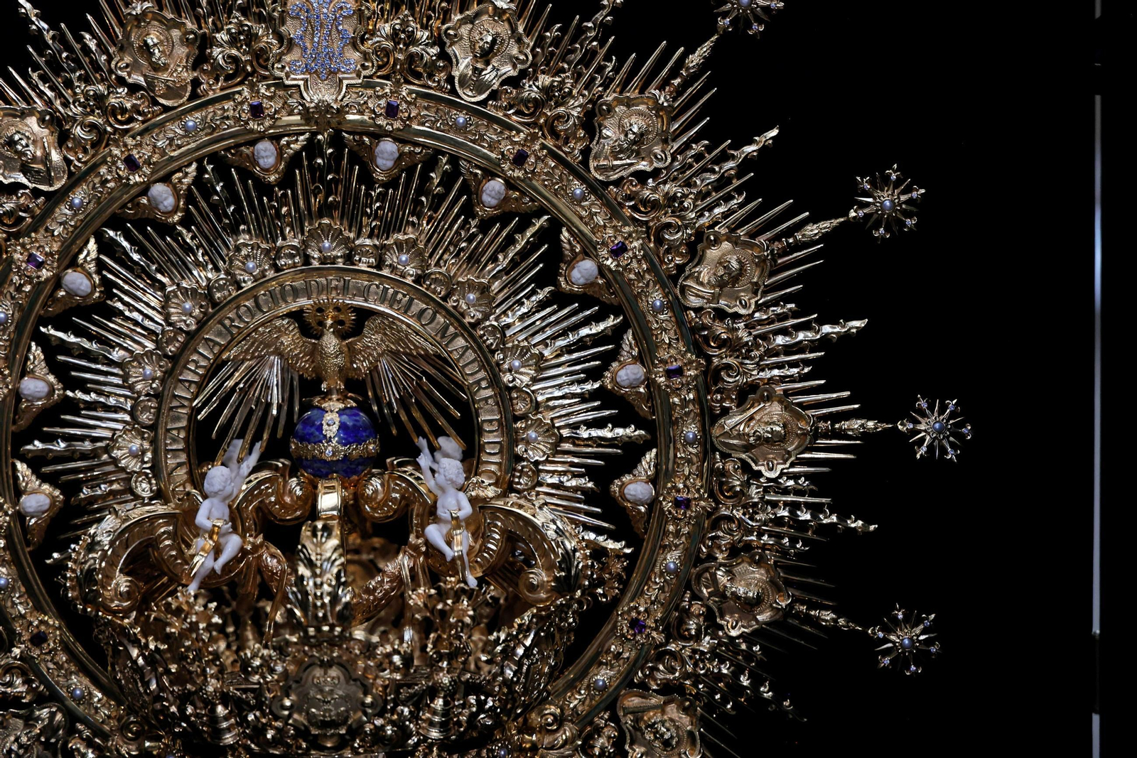 La corona realiza por Jesús Domínguez con diseño de José Delgado.
