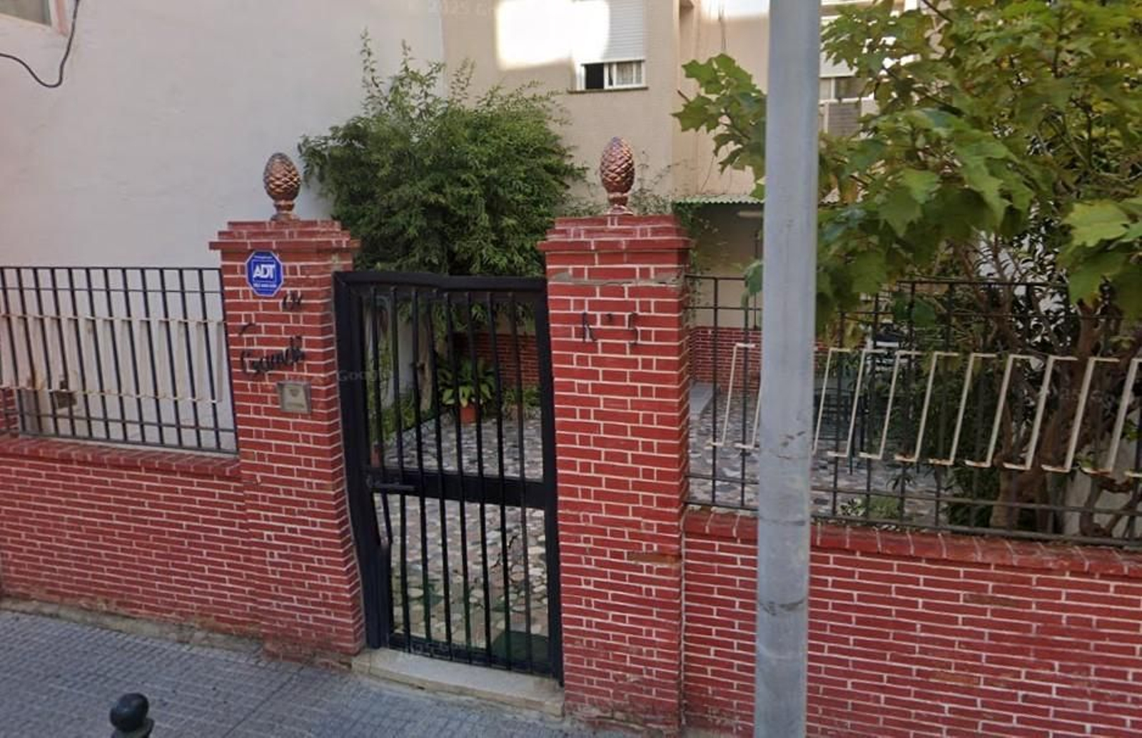 La fachada del uno de los últimos chalet en venta en Cádiz