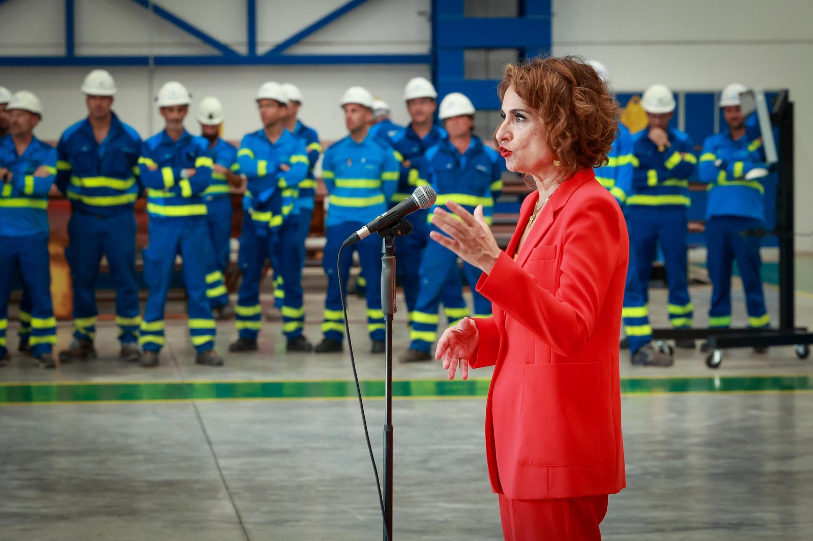 La vicepresidenta primera, María Jesús Montero, en el taller de unidades abiertas planas de Navantia San Fernando.