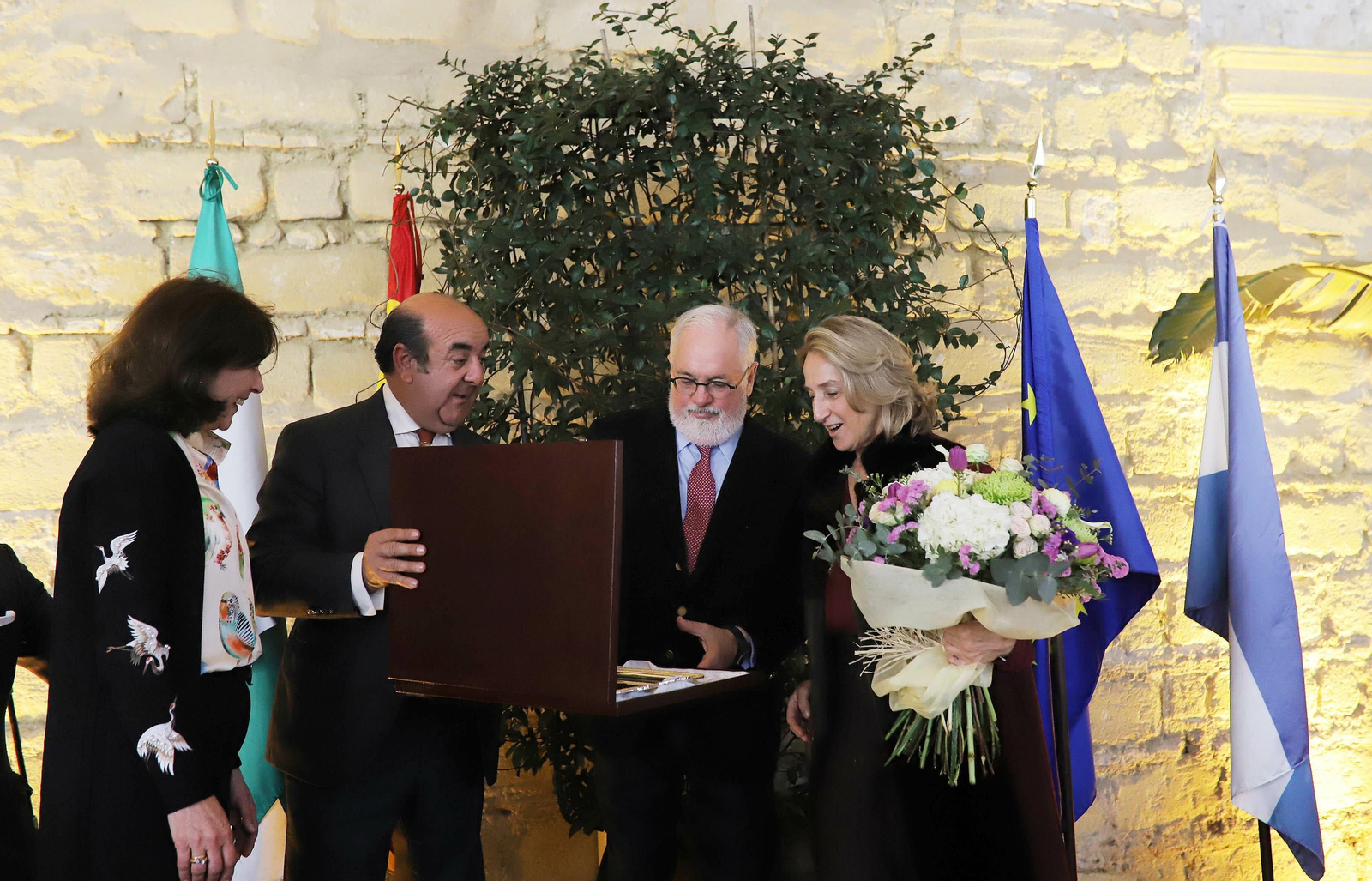 Miguel Arias y su esposa Micaela Domecq, recibe una placa conmemorativa de manos de Manuel Vázquez, acompañado de su esposa Lorique Recio.