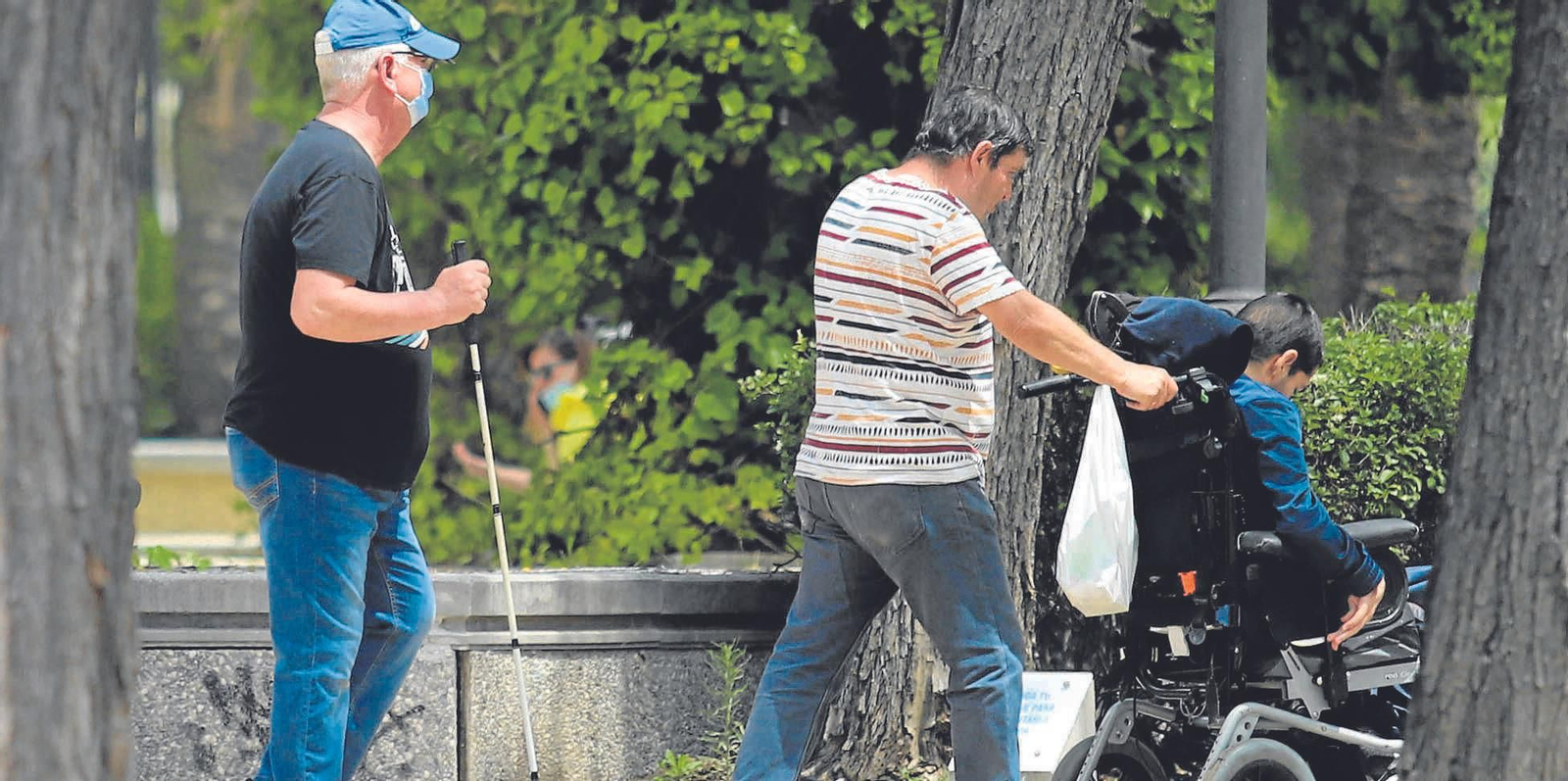Onubenses este domingo en la Avenida de Andalucía.