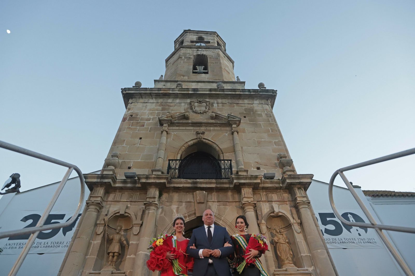 El alcalde de Los Barrios, Jorge Romero, junto a la reina juvenil Marta Aragón y su antecesora, Alejandra Fosela.