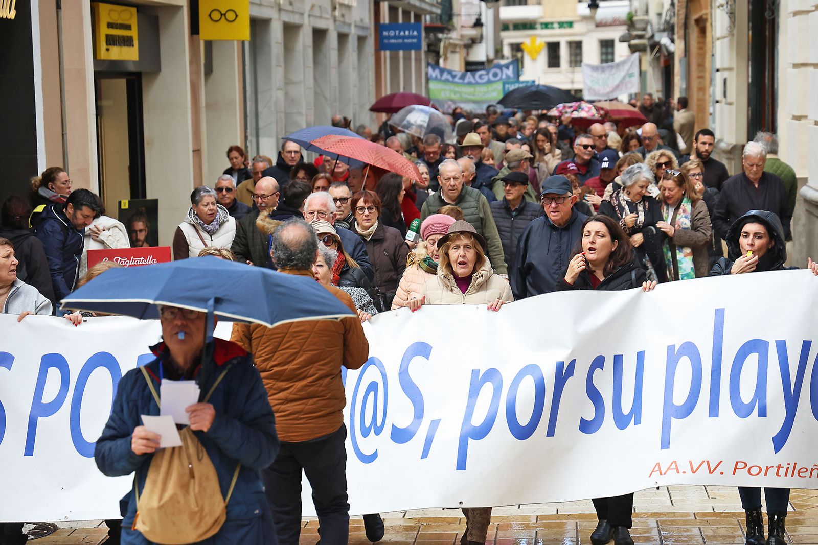 Fotografías de la manifestación en Huelva para exigir la regeneración de las playas