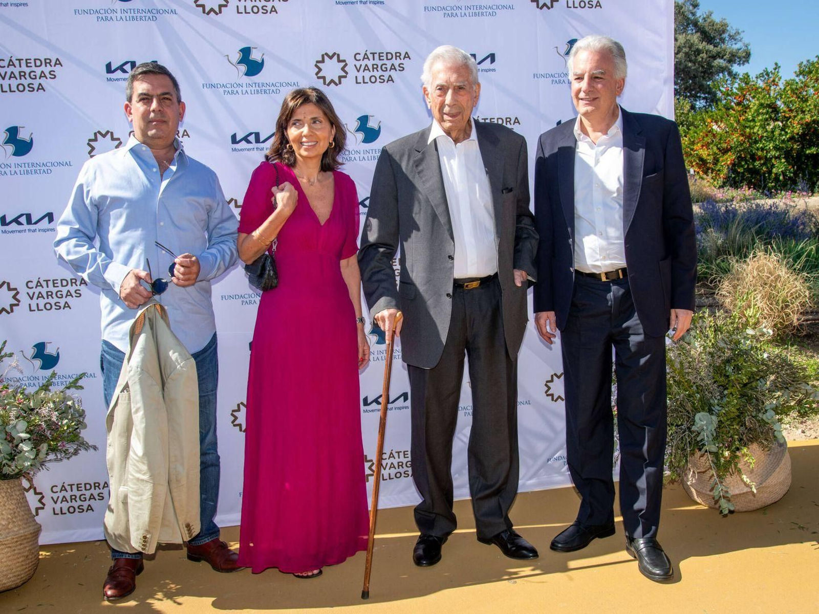 Mario Vargas Llosa y sus tres hijos y legítimos herederos: Álvaro, Gonzalo y Morgana.