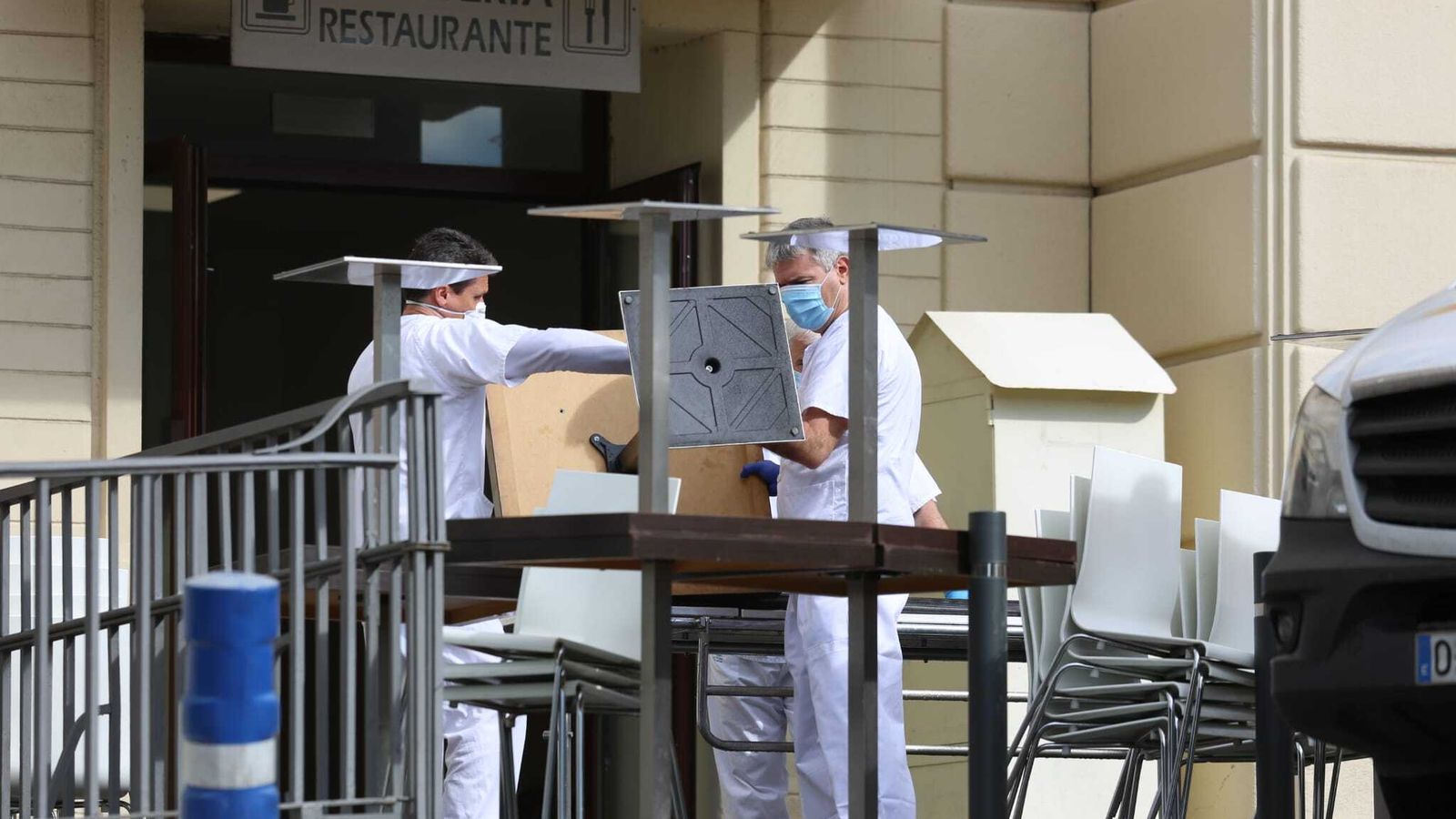 Trabajadores quitan sillas y mesas de la cafetería del Regional para destinarla a hospitalización.