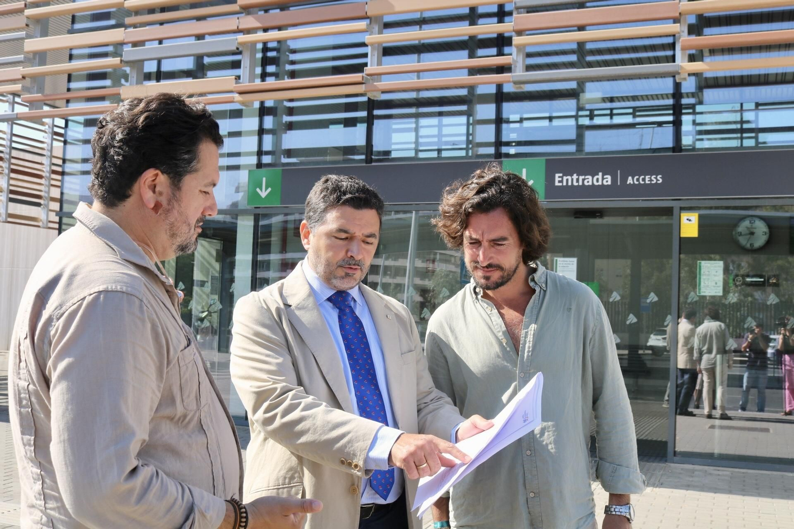 Cargos populares frente a la estación de ferrocarril de Huelva.