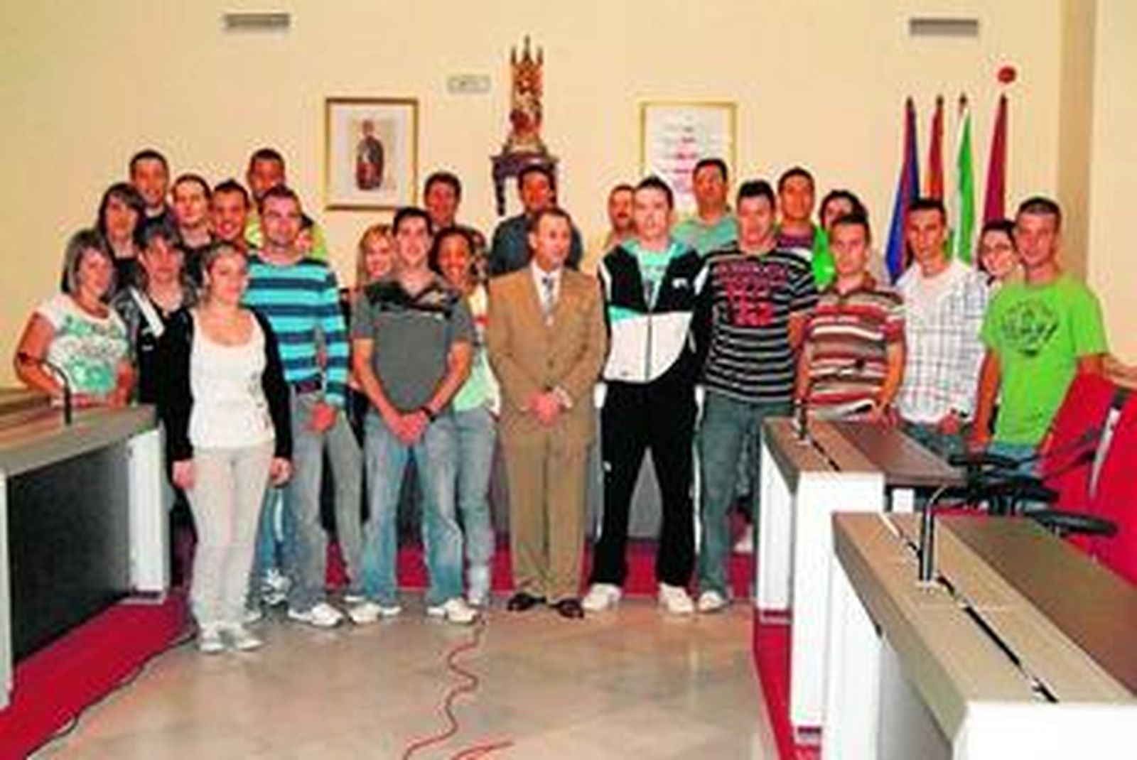 El alcalde con la veintena de alumnos y el personal docente, ayer en la Casa de Cultura.