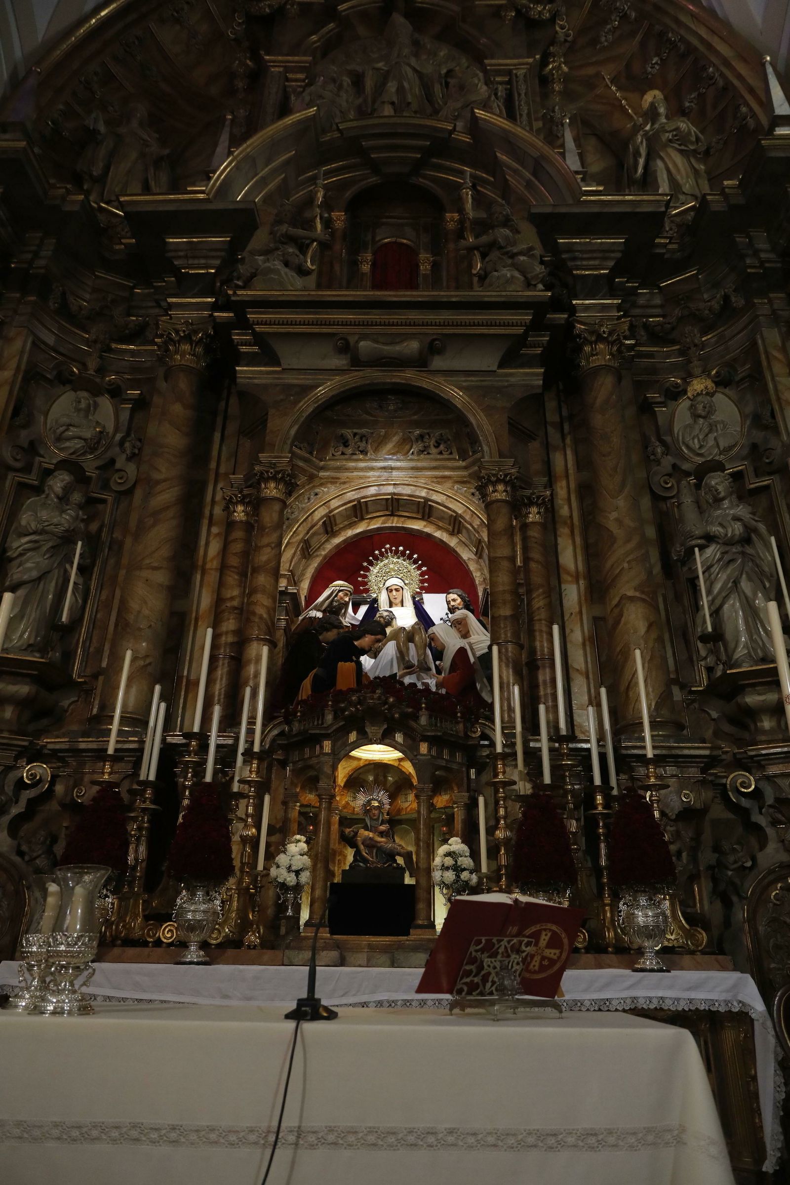 La Primitiva de la Mortaja expuesta junto a los titulares de la hermandad