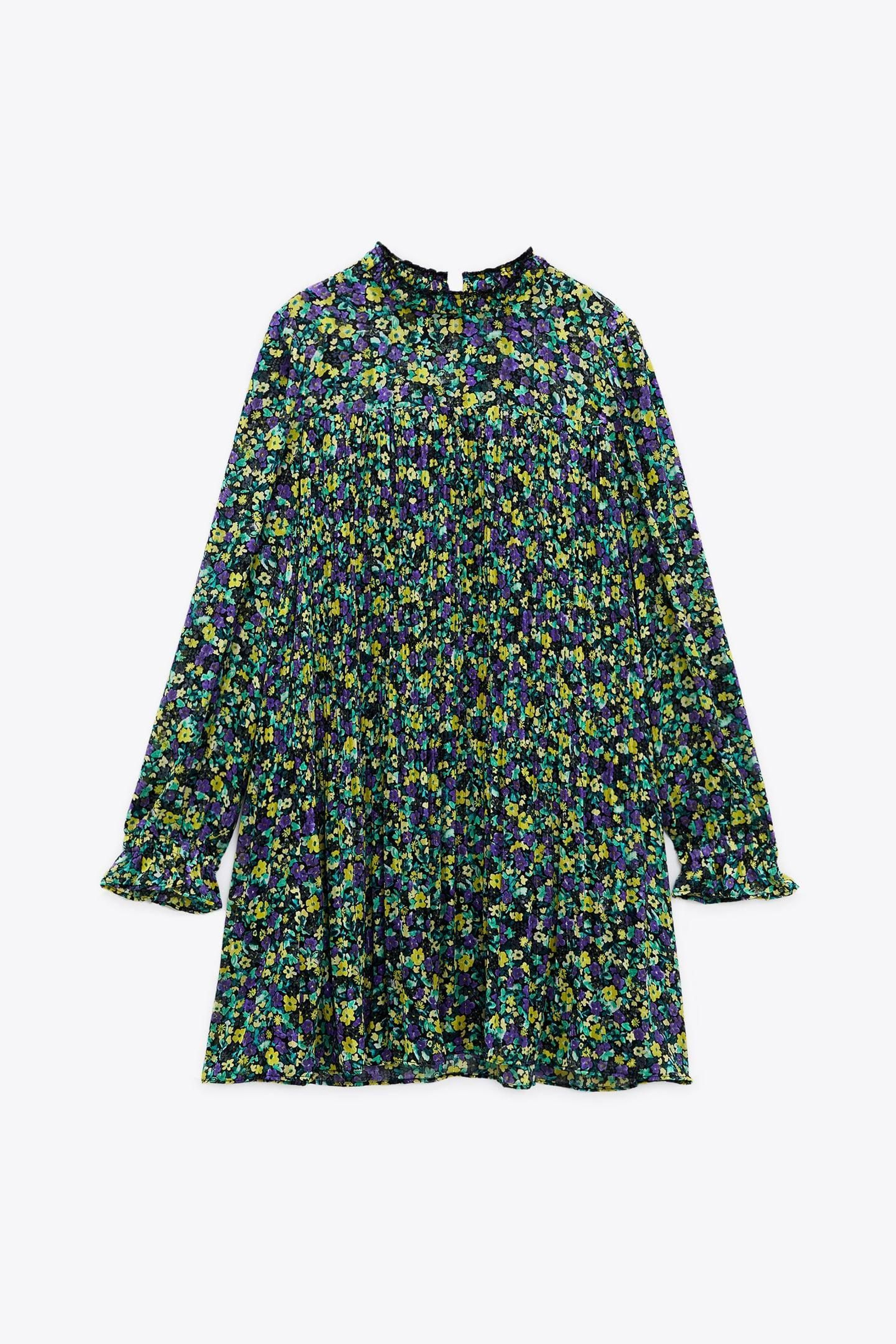Vestido de flores con mucho vuelo de Zara.