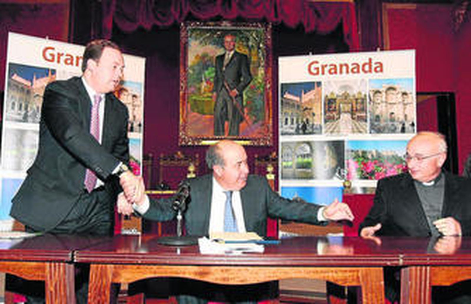 Jesús Huertas, José Torres Hurtado y el deán de la Catedral, Manuel Reyes, durante la firma del nuevo convenio.