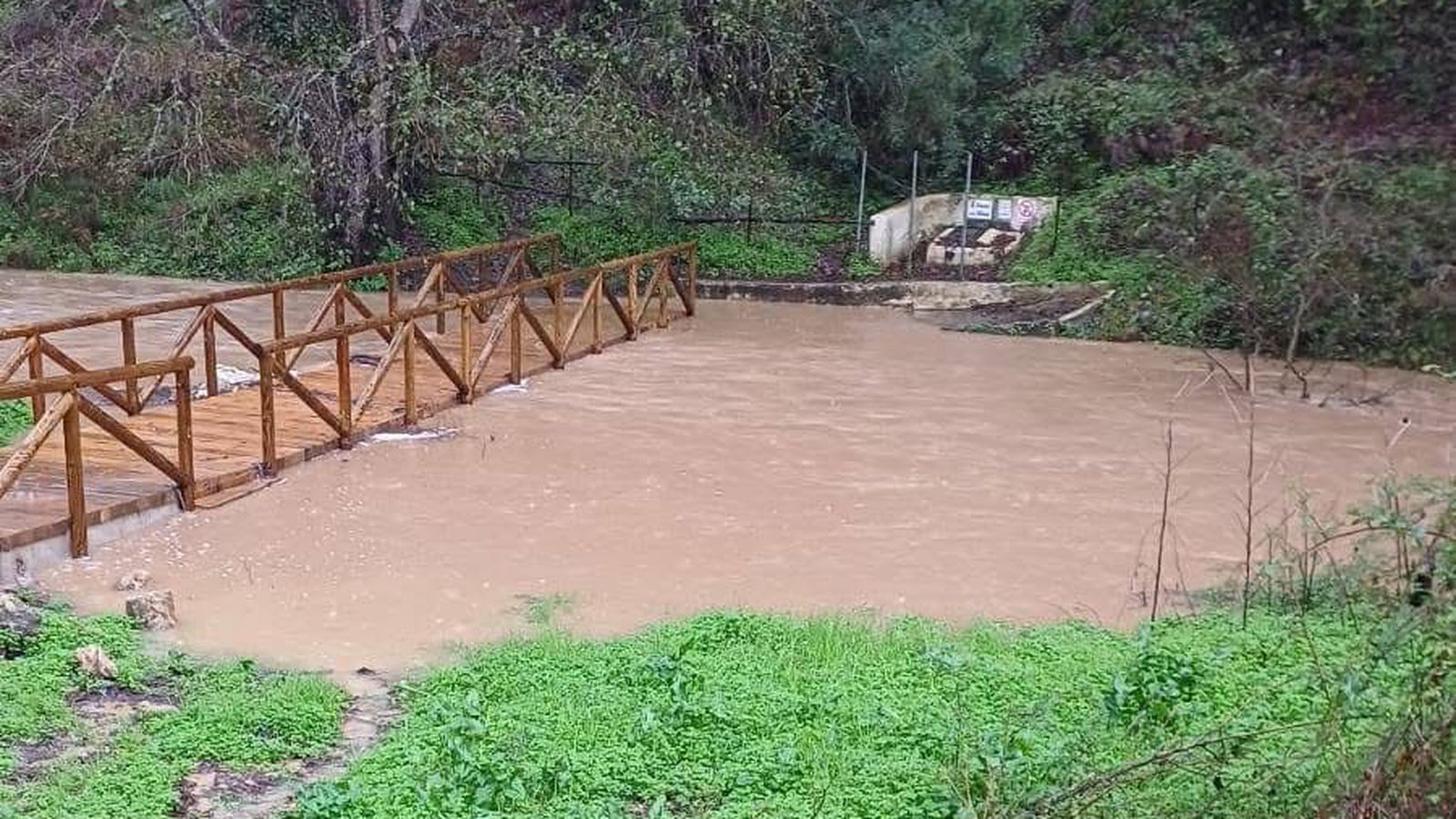 El arroyo de La alhaja, en San Roque, desbordado.
