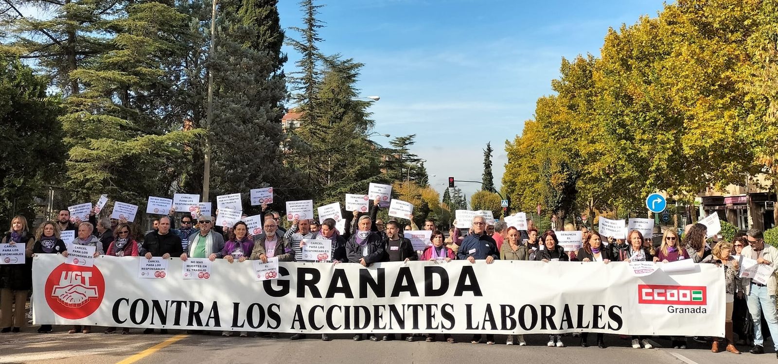 Imagen de la concentración realizada por los sindicatos de Granada este viernes