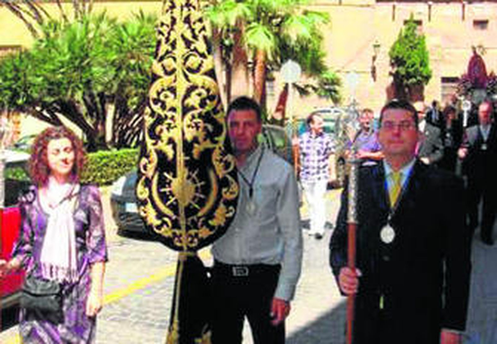 Javier Morcillo, en el centro, portando el estandarte corporativo en la procesión de San Indalecio.