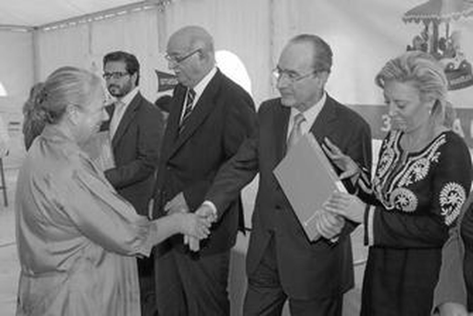 El alcalde entrega las llaves a una vecina.