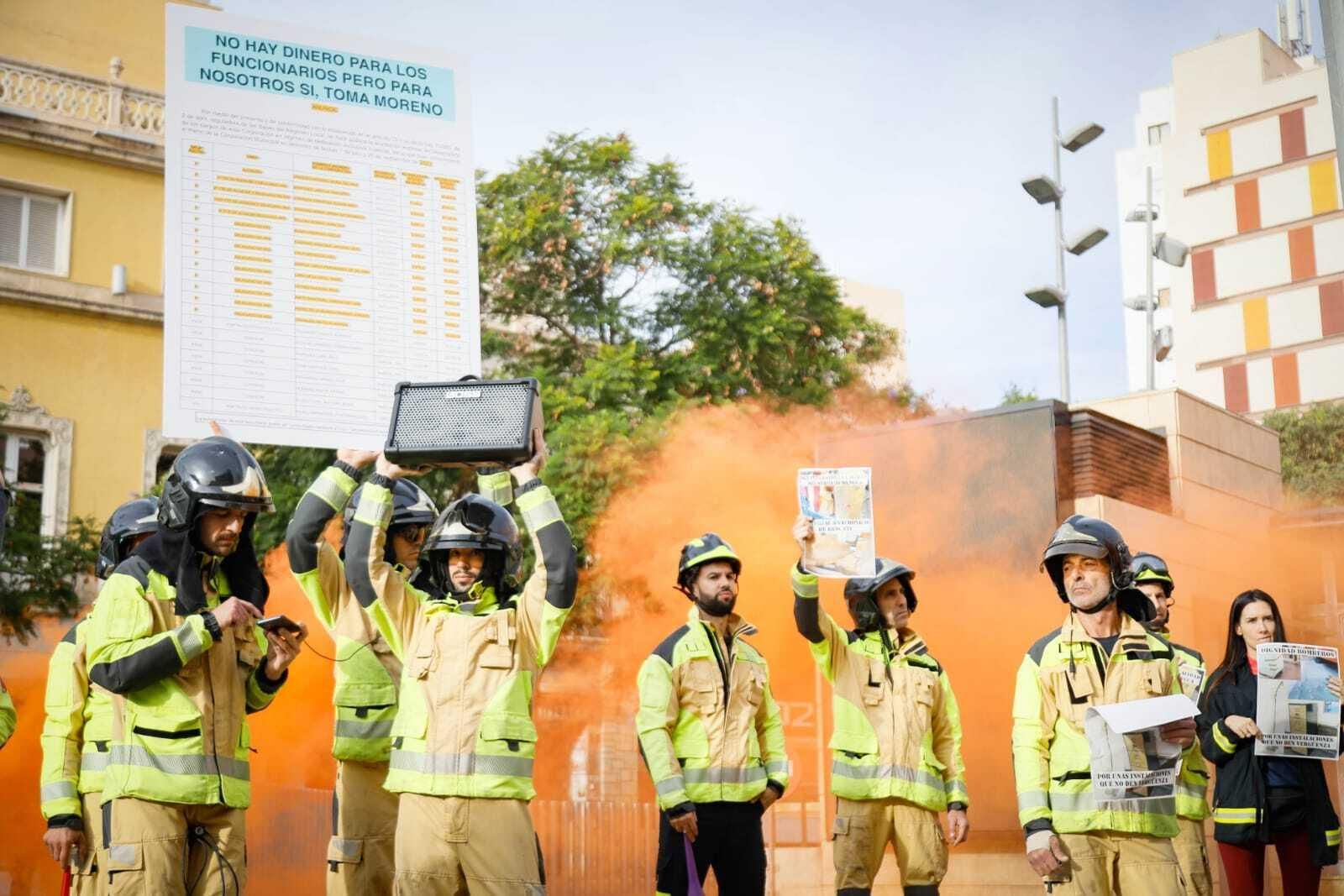 Protesta de los bomberos en Puerta Purchena.