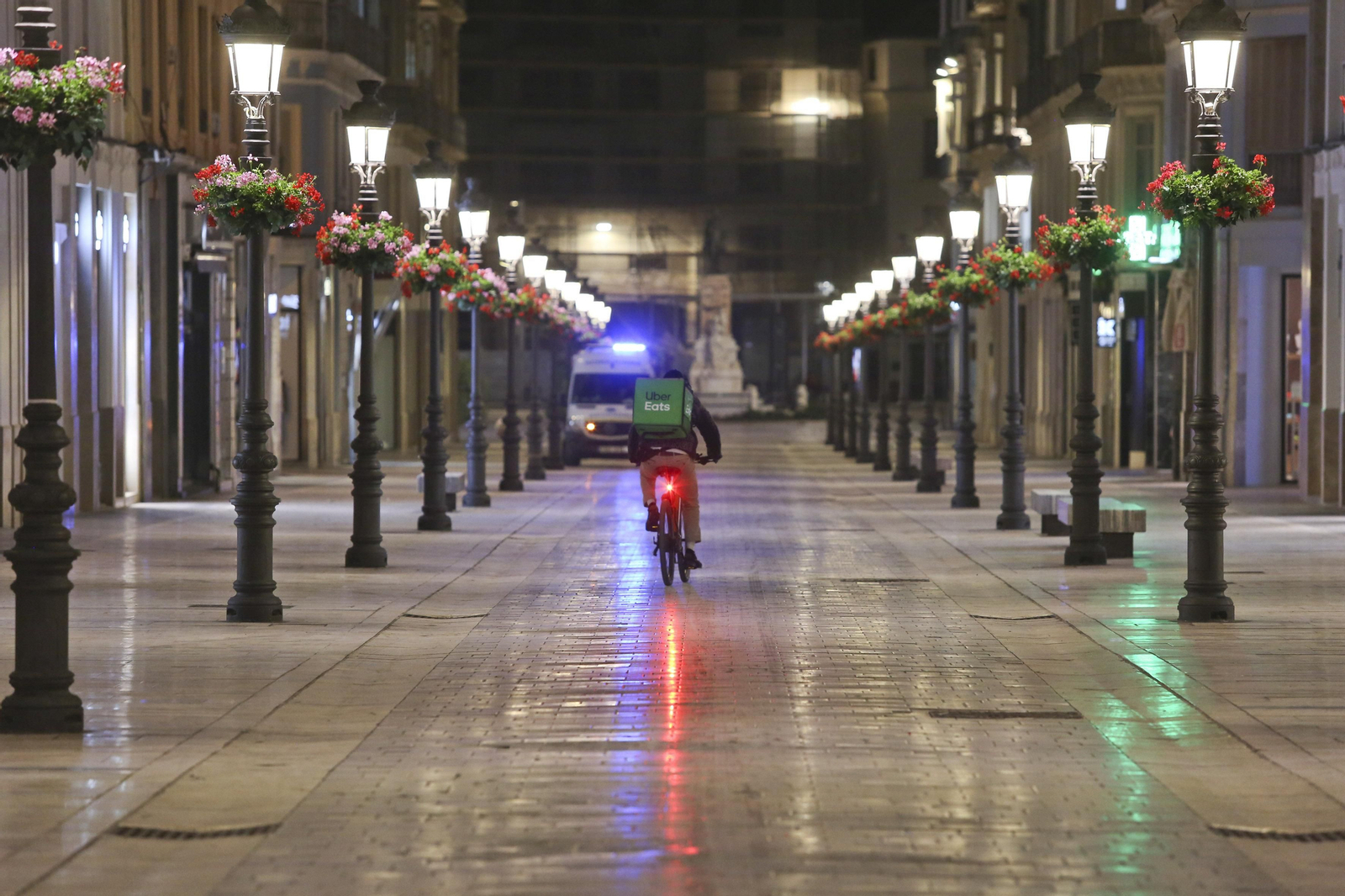 El coronavirus dibuja una noche desierta en el centro de Málaga, en fotos