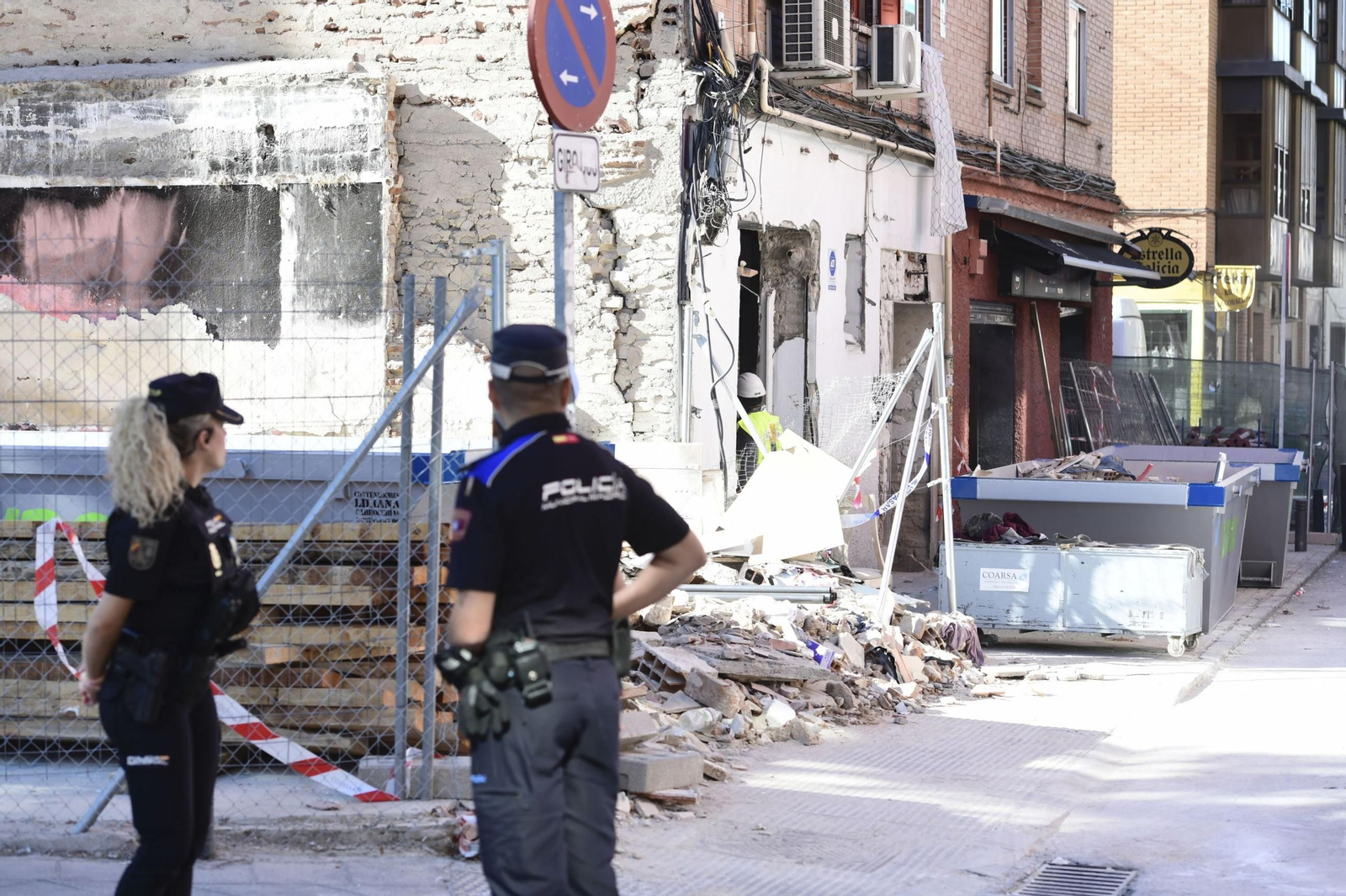 Dos agentes de Policía, a las afueras del edificio donde tuvo lugar la explosión en Vallecas.