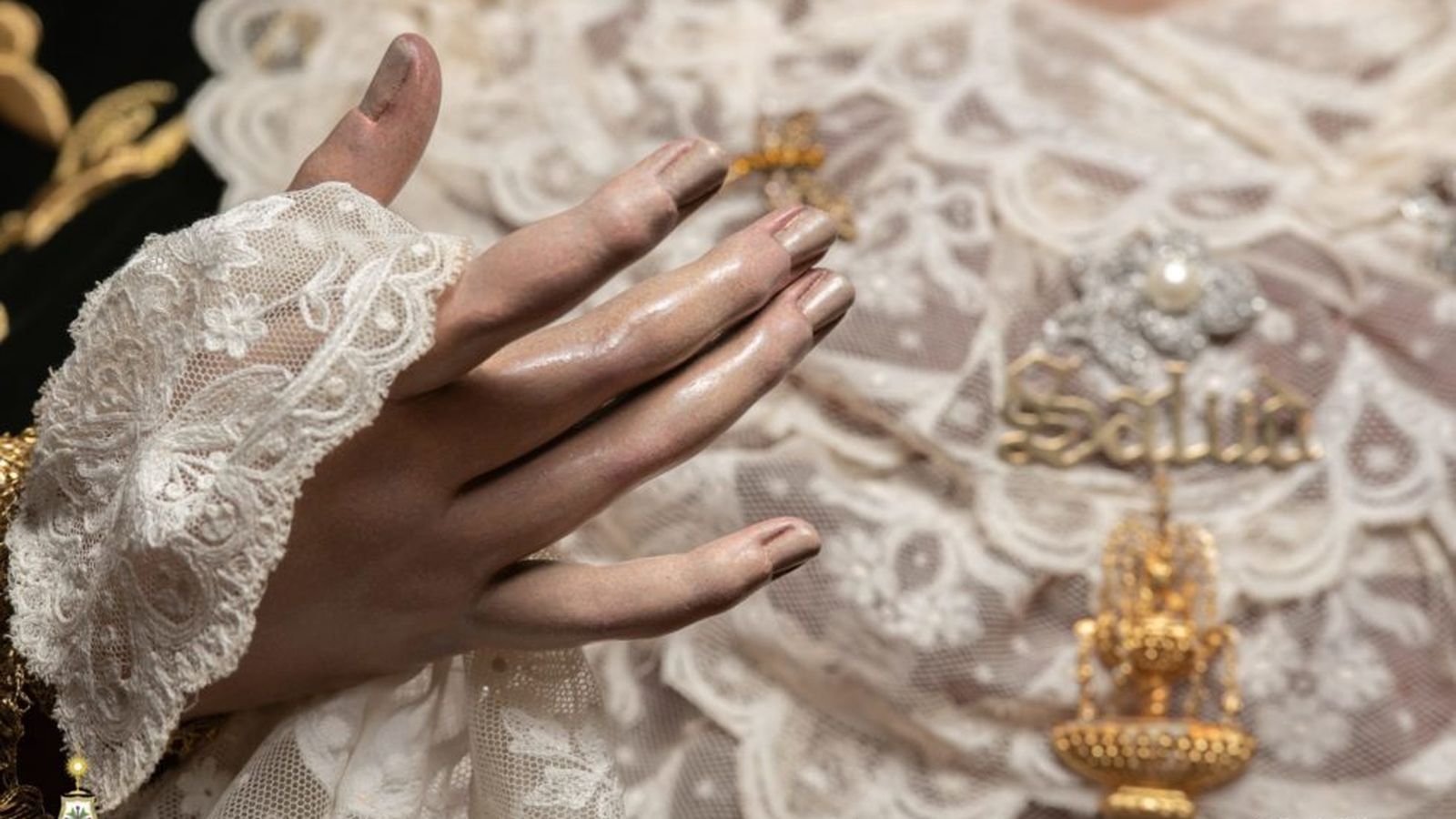 Detalle de la mano derecha de la Virgen de la Salud tras la intervención