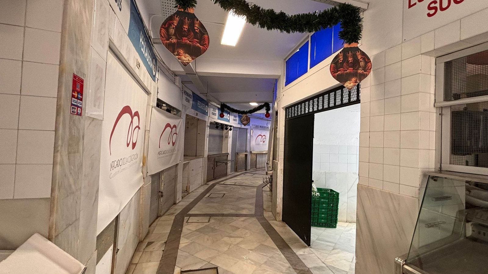 La zon de la pescadería, en el pasillo curvo, es donde se encuentran más puestos cerrados.