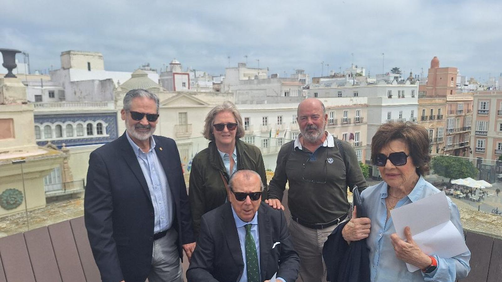 José María Otero, durante la firma de ejemplares con Vicente Ortells, Lucía Gutiérrez Cotarelo, Curro Rodríguez de Zuloaga y Margarita Martínez de Salazar.