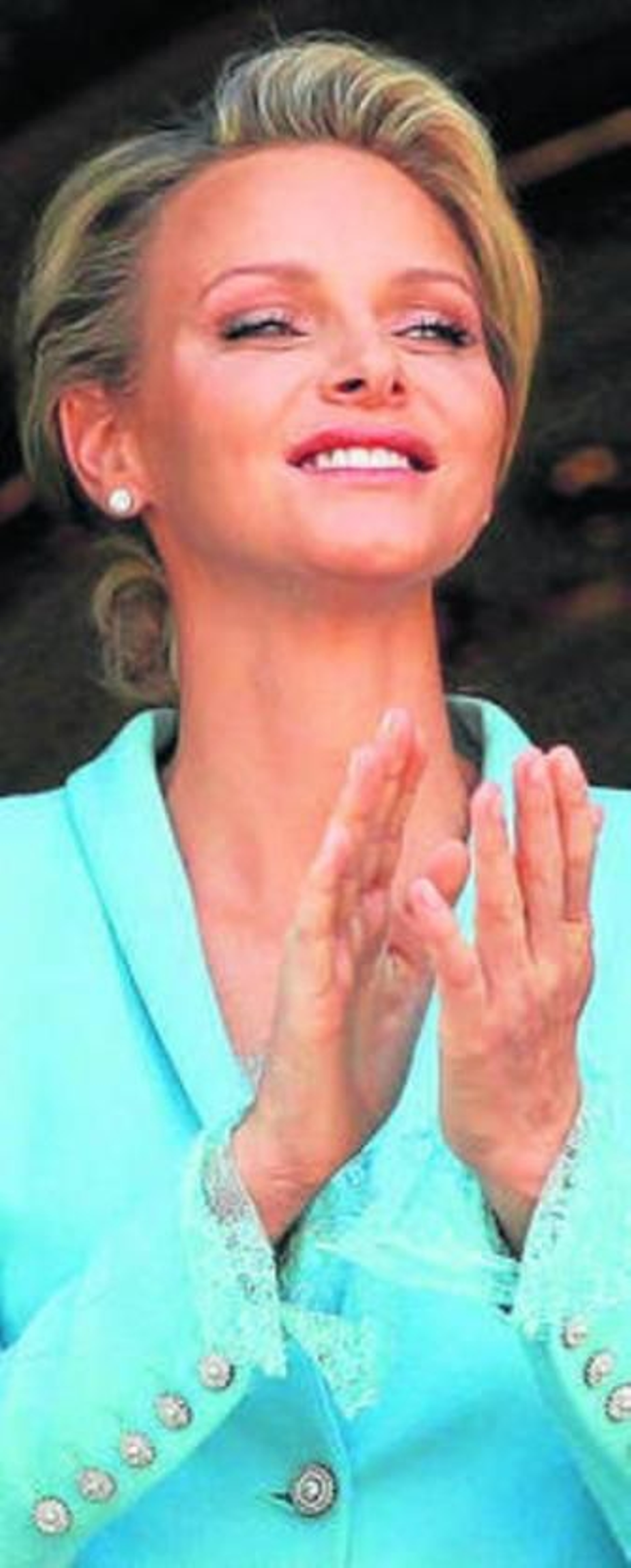 Charlene ante su pueblo.